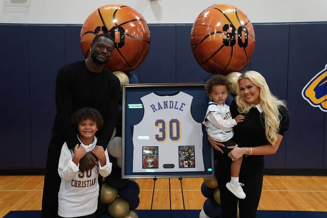 ジュリアス・ランドルのインスタグラム：「Back where it all started. A proud moment seeing my number 3️⃣0️⃣ jersey retired with my number ones. Big shout out to @prestonwoodchristianacademy for the honor!」