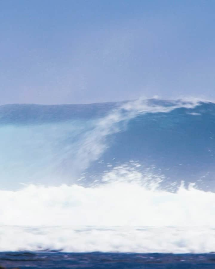 ジュリアン・ウィルソンのインスタグラム：「Low tide at Cloudy☁️  @rivvia.projects  @fcs_surf  @oakley  @jsindustries1  @sunbum 📹 @jimmylees」