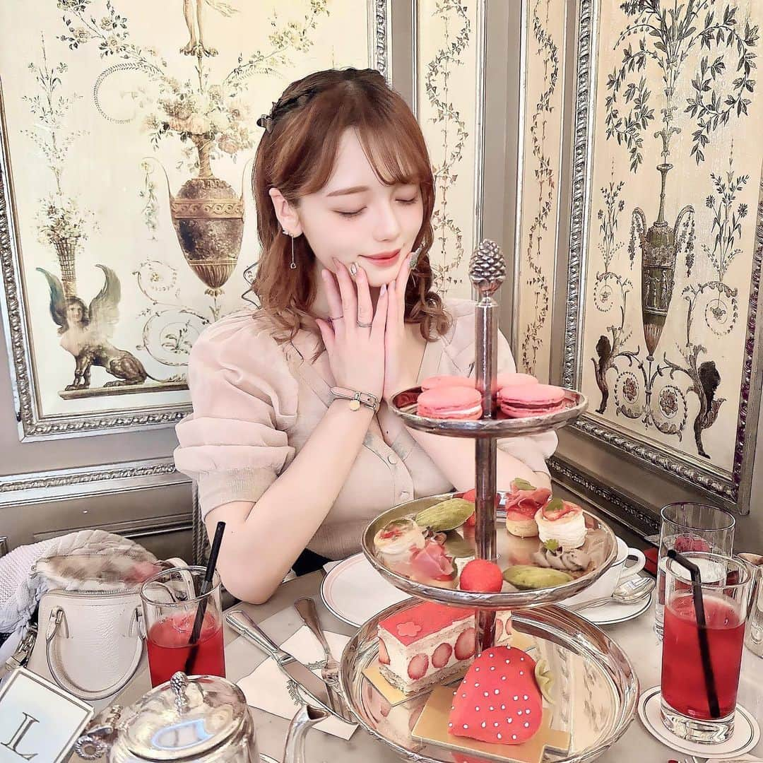 大橋あかりさんのインスタグラム写真 - (大橋あかりInstagram)「☕︎ Laduree Salon de the ・ ・ 妹とアフタヌーンティーした日🍰🫖⑅°˖ お店もスイーツも妹も可愛い過ぎて幸だったあ🤤 ・ ・ ・ ・ ・ ・ #afternoontea  #laduree #ladureejapan #cafestagram #tea #pink #ラデュレ #ラデュレ銀座 ＃銀座カフェ #銀座グルメ #ケーキ #アフタヌーンティー #カフェ #カフェ巡り #カフェスタグラム　#イエベ春 #骨格ストレート　#隨手拍 #網美  #like #lfl #fyp」8月26日 7時28分 - apple_8ss