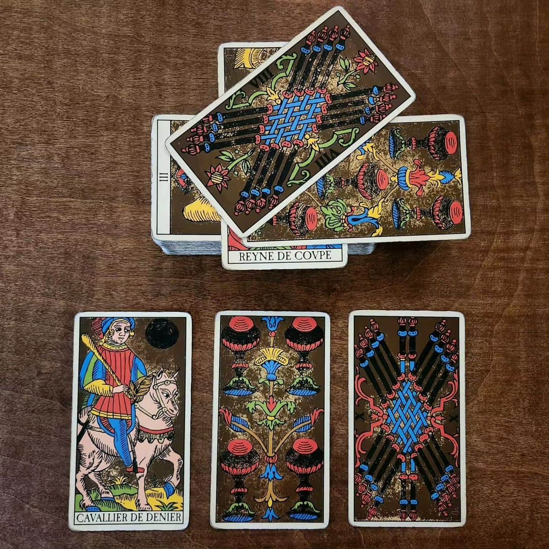 シャニン・ソサモンのインスタグラム：「A three-card pull for whoever needs it:  Stay calm, cookies, and you've got this <3  Deck: The Golden Tarot of Marseilles by Lo Scarabeo   To book a personal Love Tarot reading with me, please email: theloveinthecards@gmail.com   #tarot #ilovetarot #tarotislife」