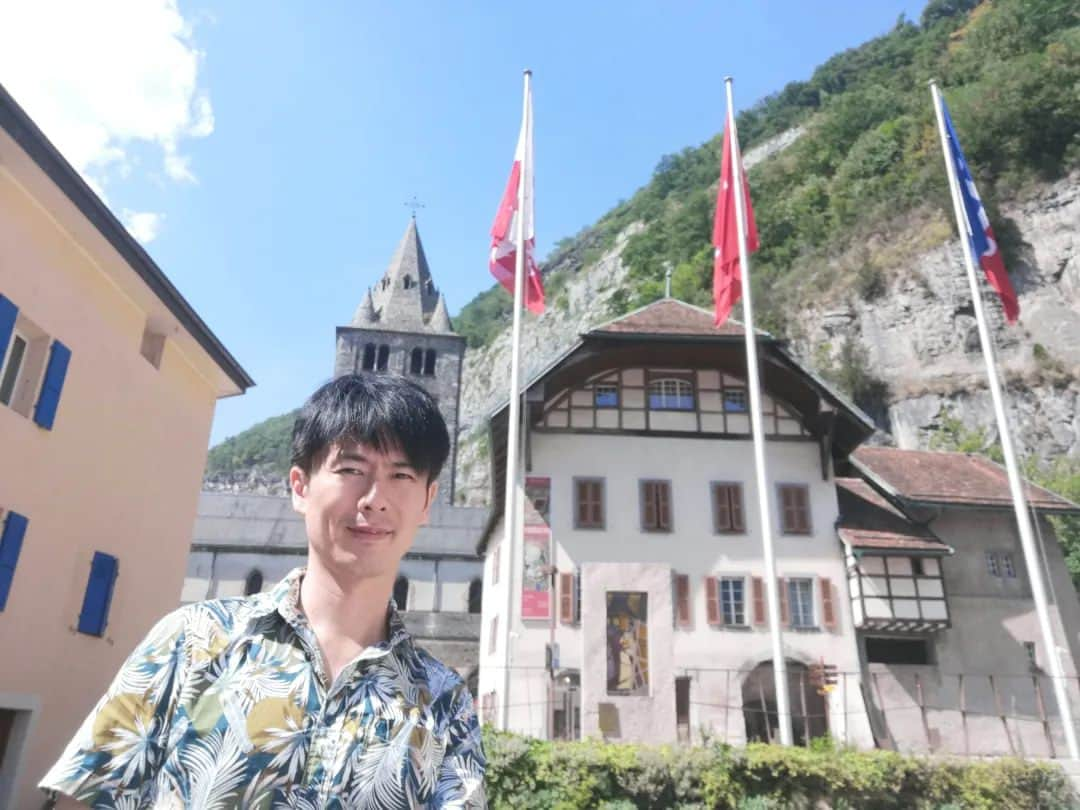 福間洸太朗さんのインスタグラム写真 - (福間洸太朗Instagram)「Souvenirs de Suisse ③  Sur la route de Berne à Liddes, j'ai eu le plaisir de visiter l'Abbaye de St Maurice, fondée en 515 par le roi Sigismond et reconnue par Charlemagne. Elle est la plus ancienne abbaye d'Occident toujours en activité (d'après Wikipedia)  L'architecture, les œuvres du trésor et la vie monastique sont tous très inspirants...  ベルンからリッドへ向かう途中で、サン・モーリス修道院を訪ねました。ここは、515 年にジギスムント王によって設立され、カール大帝によって認められた、現在も運営されている西洋最古の修道院です。建築、芸術作品や当時の生活用品、そして修道院の生活様式からインスパイアされました。  #labbayedestmaurice #SaintMaurice #monastère #patrimoine #trèsor #サンモーリス修道院 #シギスムント #修道院 #遺産 #宝庫」8月26日 7時30分 - kotarofsky