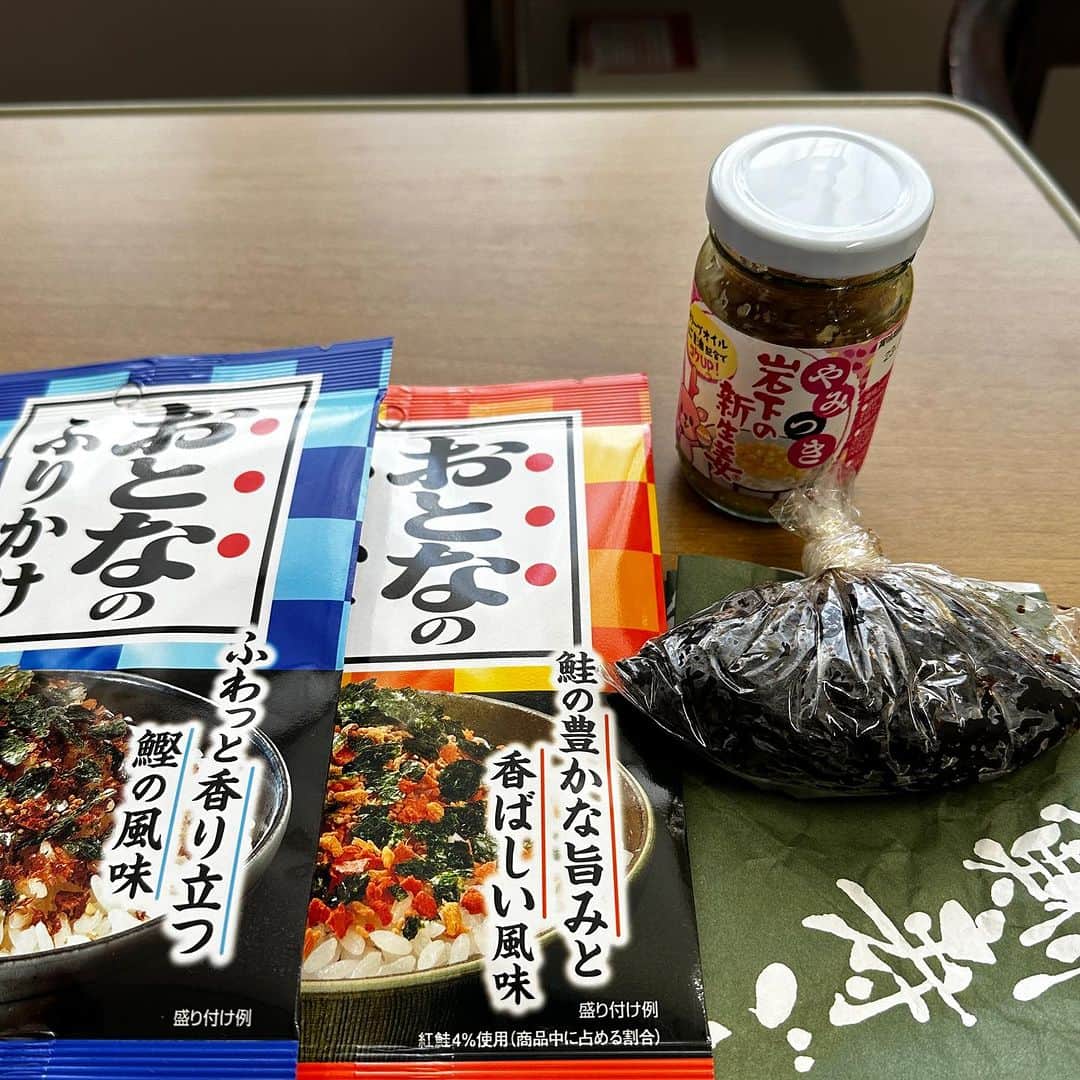 堀田祐美子のインスタグラム：「おはようございます。  ご飯まだかなぁ～  準備万端！！  おとなのふりかけ、やみつき岩下の新生姜、葉唐辛子の佃煮。  @yumiko_hotta  @t_hearts2020  #堀田祐美子 #yumikohotta  #prowrestling  #プロレス #womansprowrestling  #女子プロレス  #hearts82 #thearts  #おとなのふりかけ #やみつき岩下の新生姜  #葉唐辛子の佃煮」