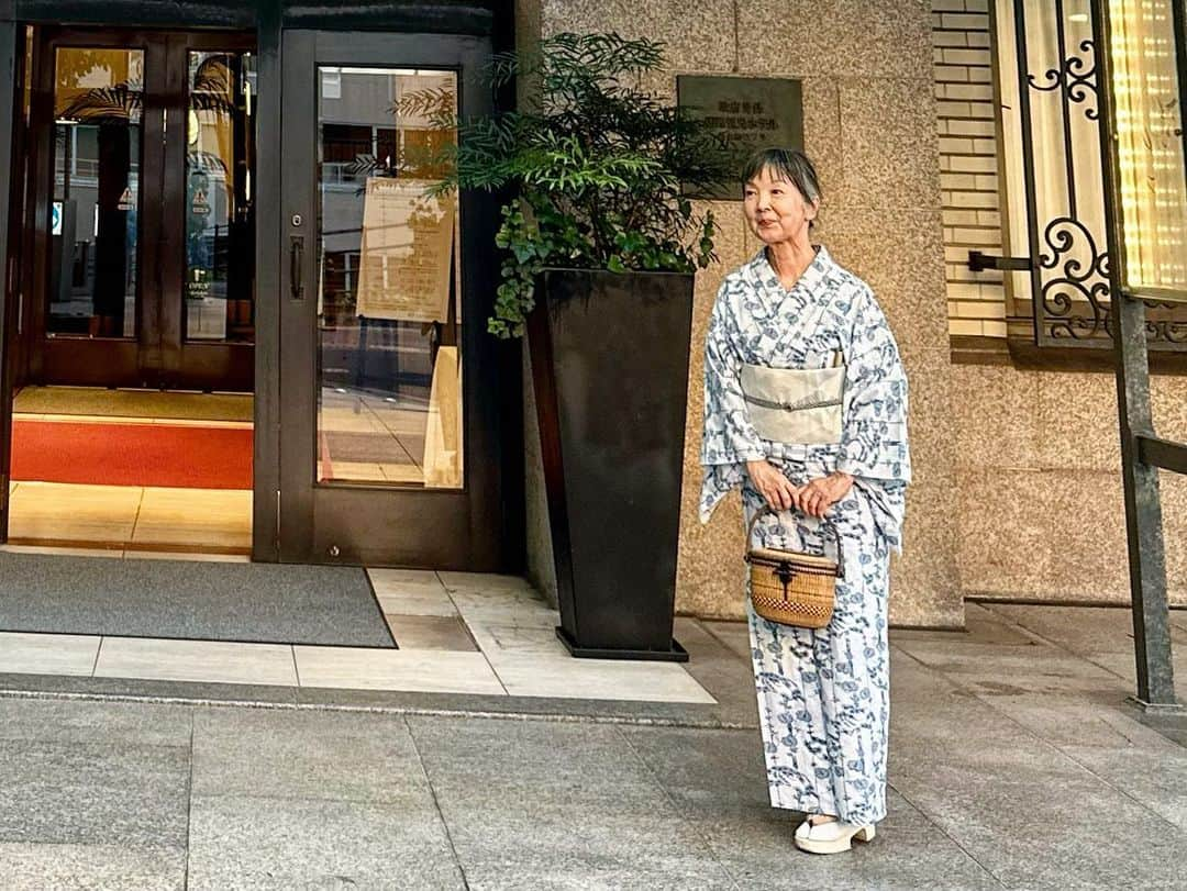 山崎陽子のインスタグラム：「ビアガーデン ビールとおしゃべりで晩夏の疲れを吹き飛ばす！ #yukata #長板中形 #松原利男 #銀座もとじ  #博多織 #小袋帯 #半幅帯  #常組#小石柄 #道明  #ナンタケットバスケット  #高右近下駄 #神田胡蝶  #山の上ホテル #あら船企画 #おとなの浴衣はじめます」