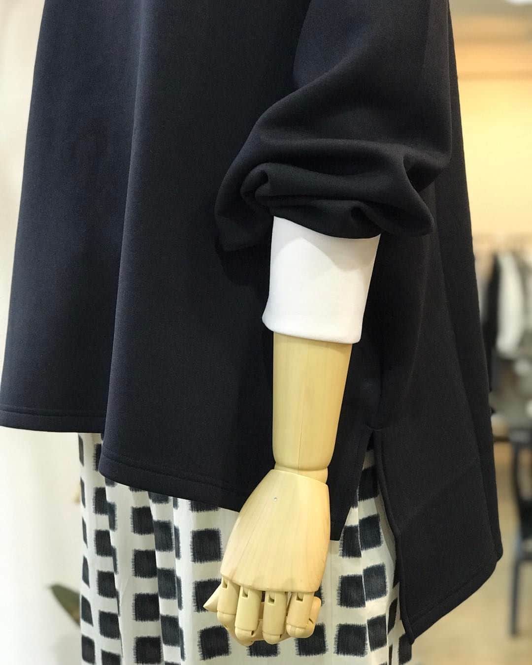 M2companyさんのインスタグラム写真 - (M2companyInstagram)「《pareatsu》  なめらかな手触りのフーディ。  シンプルななかにも オーバーサイズの独特のフォルムに 袖のリブを配色にして アクセントにしました。  同素材のテーパードパンツと セットアップにしても……✨  【BASE】 https://pareatsu.base.ec  #pareatsu #パレアッツ #m2company #エムツーカンパニー #2023AW #新作秋物 #秋物 #フーディ #プルオーバー #おしゃれさんと繋がりたい  #ciao_varano」8月26日 7時40分 - pareatsu_official