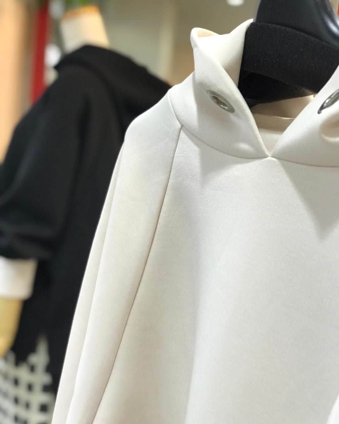 M2companyのインスタグラム：「《pareatsu》  なめらかな手触りのフーディ。  シンプルななかにも オーバーサイズの独特のフォルムに 袖のリブを配色にして アクセントにしました。  同素材のテーパードパンツと セットアップにしても……✨  【BASE】 https://pareatsu.base.ec  #pareatsu #パレアッツ #m2company #エムツーカンパニー #2023AW #新作秋物 #秋物 #フーディ #プルオーバー #おしゃれさんと繋がりたい  #ciao_varano」