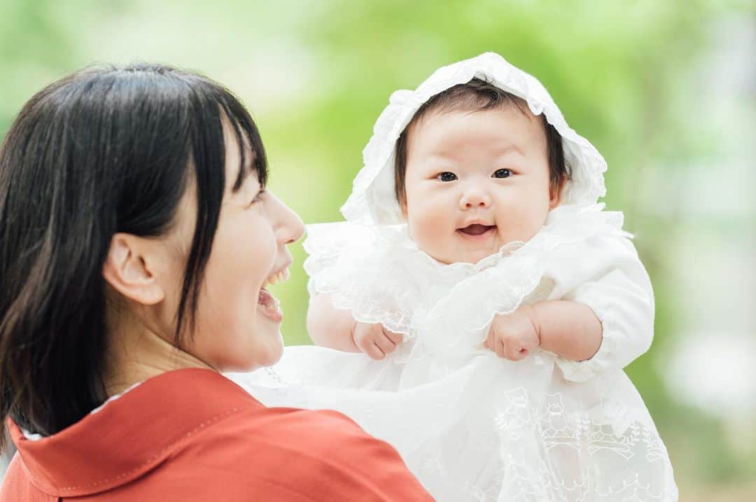 ホームランなみちさんのインスタグラム写真 - (ホームランなみちInstagram)「お宮参り⛩  少し前になりますが、娘のお宮参りを⛩👶🏻 今回もマタニティの時に続き、ゆいまんさん（@yuiman_photo）に撮影して頂きました⸜🙌🏻⸝‍  娘の可愛い表情がたくさんで、成長も感じられて、ママは感激です🥹🤍  そしておじいちゃんおばあちゃんとの写真も残してあげたくて、たくさん撮って頂きました📷🫧  いつか娘が大きくなった時に、一緒に写真を見ながら『家族みんなにたくさんたくさん愛されて育ったんだよ👶🏻🤍』と伝えたいです𓈒𓏸︎︎︎︎ 🕊  あと、ご祈祷の時に珍しくこの世の終わりのようなギャン泣きをしちゃったんだけど… 自分の名前を呼ばれた時だけ！ピタリと泣き止みました🫥 なんて奴だ！笑  一緒にご祈祷した方々は「暗くて怖かったねー」とか優しい言葉を声をかけてくれたんだけど、ママは気が気じゃなかったよ😫 ̖́- 神様へしっかりとアピールしたようで👶🏻🤍 その話もしてあげようと思います笑  #お宮参り #着物 #出張撮影 #神社 #⛩️ #👶🏻」8月26日 7時40分 - nami_onpu_uta