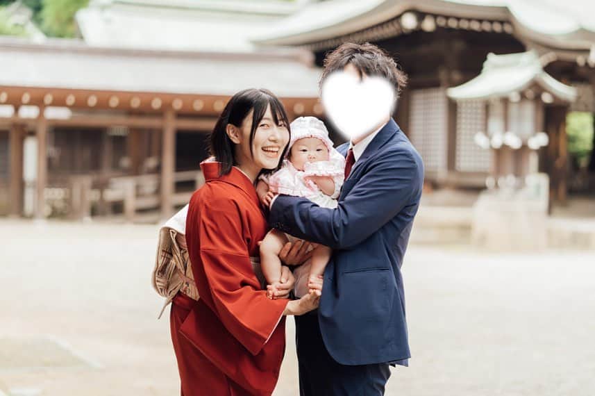 ホームランなみちさんのインスタグラム写真 - (ホームランなみちInstagram)「お宮参り⛩  少し前になりますが、娘のお宮参りを⛩👶🏻 今回もマタニティの時に続き、ゆいまんさん（@yuiman_photo）に撮影して頂きました⸜🙌🏻⸝‍  娘の可愛い表情がたくさんで、成長も感じられて、ママは感激です🥹🤍  そしておじいちゃんおばあちゃんとの写真も残してあげたくて、たくさん撮って頂きました📷🫧  いつか娘が大きくなった時に、一緒に写真を見ながら『家族みんなにたくさんたくさん愛されて育ったんだよ👶🏻🤍』と伝えたいです𓈒𓏸︎︎︎︎ 🕊  あと、ご祈祷の時に珍しくこの世の終わりのようなギャン泣きをしちゃったんだけど… 自分の名前を呼ばれた時だけ！ピタリと泣き止みました🫥 なんて奴だ！笑  一緒にご祈祷した方々は「暗くて怖かったねー」とか優しい言葉を声をかけてくれたんだけど、ママは気が気じゃなかったよ😫 ̖́- 神様へしっかりとアピールしたようで👶🏻🤍 その話もしてあげようと思います笑  #お宮参り #着物 #出張撮影 #神社 #⛩️ #👶🏻」8月26日 7時40分 - nami_onpu_uta