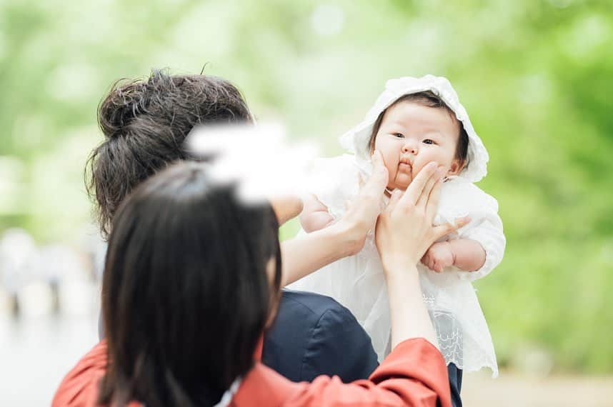 ホームランなみちさんのインスタグラム写真 - (ホームランなみちInstagram)「お宮参り⛩  少し前になりますが、娘のお宮参りを⛩👶🏻 今回もマタニティの時に続き、ゆいまんさん（@yuiman_photo）に撮影して頂きました⸜🙌🏻⸝‍  娘の可愛い表情がたくさんで、成長も感じられて、ママは感激です🥹🤍  そしておじいちゃんおばあちゃんとの写真も残してあげたくて、たくさん撮って頂きました📷🫧  いつか娘が大きくなった時に、一緒に写真を見ながら『家族みんなにたくさんたくさん愛されて育ったんだよ👶🏻🤍』と伝えたいです𓈒𓏸︎︎︎︎ 🕊  あと、ご祈祷の時に珍しくこの世の終わりのようなギャン泣きをしちゃったんだけど… 自分の名前を呼ばれた時だけ！ピタリと泣き止みました🫥 なんて奴だ！笑  一緒にご祈祷した方々は「暗くて怖かったねー」とか優しい言葉を声をかけてくれたんだけど、ママは気が気じゃなかったよ😫 ̖́- 神様へしっかりとアピールしたようで👶🏻🤍 その話もしてあげようと思います笑  #お宮参り #着物 #出張撮影 #神社 #⛩️ #👶🏻」8月26日 7時40分 - nami_onpu_uta