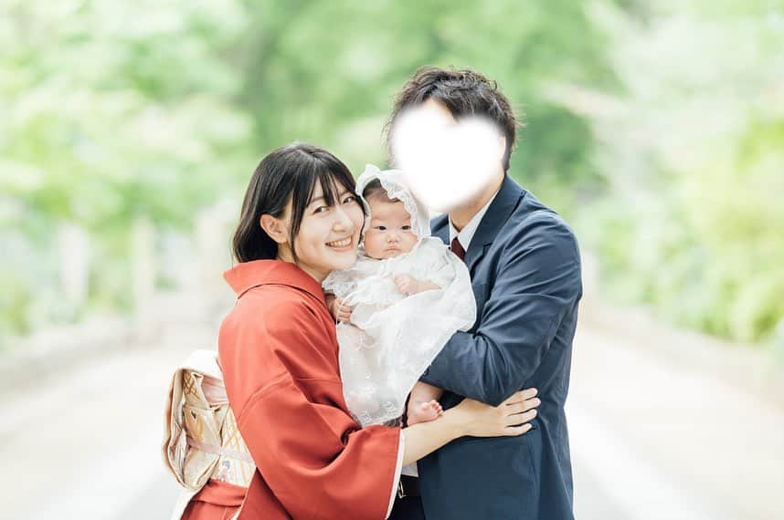 ホームランなみちのインスタグラム：「お宮参り⛩  少し前になりますが、娘のお宮参りを⛩👶🏻 今回もマタニティの時に続き、ゆいまんさん（@yuiman_photo）に撮影して頂きました⸜🙌🏻⸝‍  娘の可愛い表情がたくさんで、成長も感じられて、ママは感激です🥹🤍  そしておじいちゃんおばあちゃんとの写真も残してあげたくて、たくさん撮って頂きました📷🫧  いつか娘が大きくなった時に、一緒に写真を見ながら『家族みんなにたくさんたくさん愛されて育ったんだよ👶🏻🤍』と伝えたいです𓈒𓏸︎︎︎︎ 🕊  あと、ご祈祷の時に珍しくこの世の終わりのようなギャン泣きをしちゃったんだけど… 自分の名前を呼ばれた時だけ！ピタリと泣き止みました🫥 なんて奴だ！笑  一緒にご祈祷した方々は「暗くて怖かったねー」とか優しい言葉を声をかけてくれたんだけど、ママは気が気じゃなかったよ😫 ̖́- 神様へしっかりとアピールしたようで👶🏻🤍 その話もしてあげようと思います笑  #お宮参り #着物 #出張撮影 #神社 #⛩️ #👶🏻」