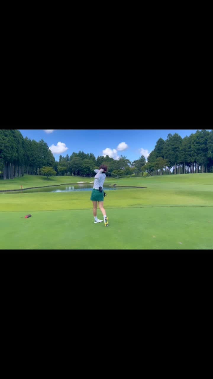 のインスタグラム：「池が効いてるホール⛳️ 大きめの番手持って正解だった😌  髪型もしゃってた😇 みんな教えて😂笑  #instagolf #golstagram #골프스타그램　#ゴルフ #golf #골프연습 #골프 #ゴルフ女子 #女子ゴルフ #スイング動画 #ゴルフスイング」