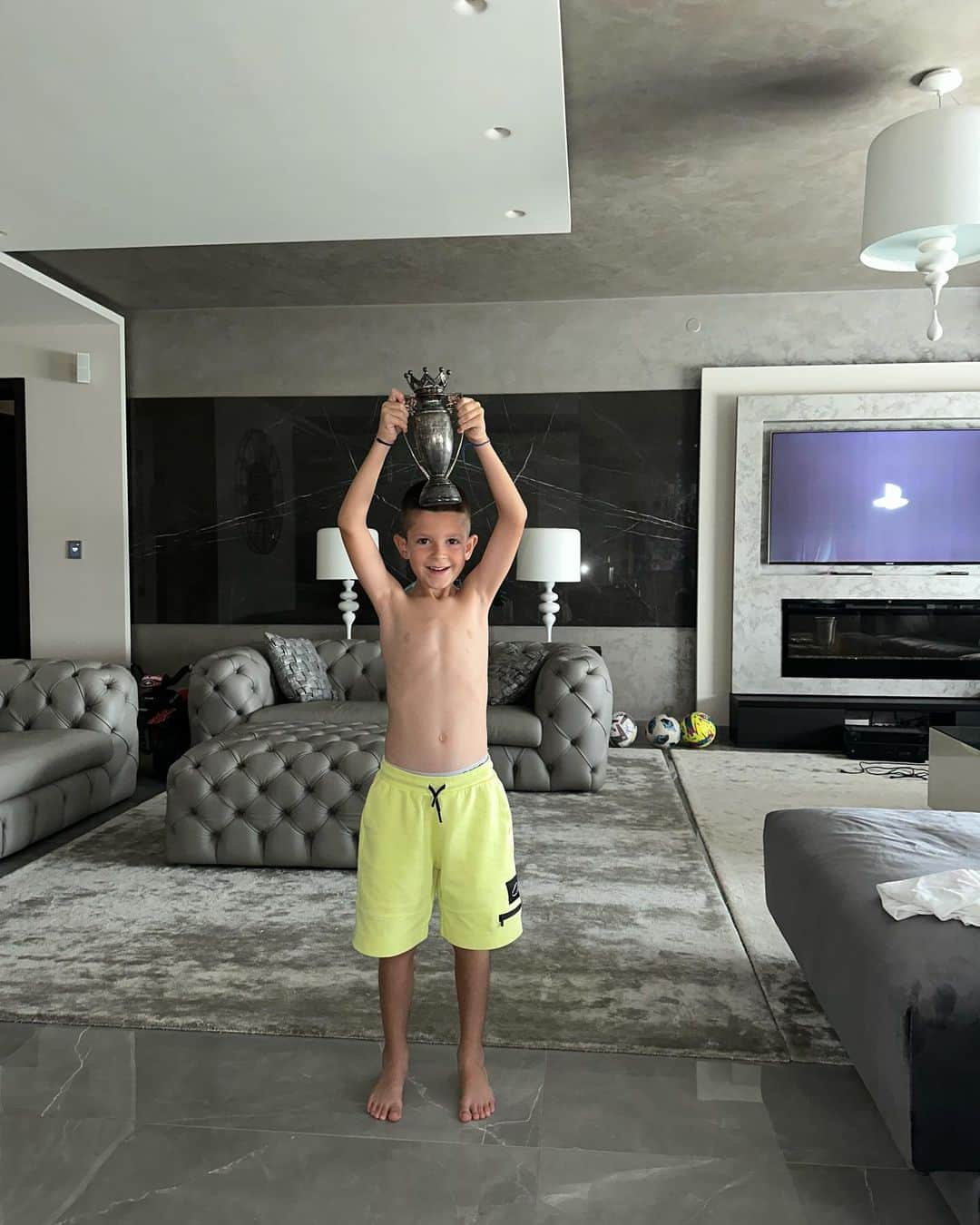 マティヤ・ナスタシッチのインスタグラム：「Srećan rodjendan našem šampionu 🥳🍀♾️💙 ⚡️7️⃣⚡️」