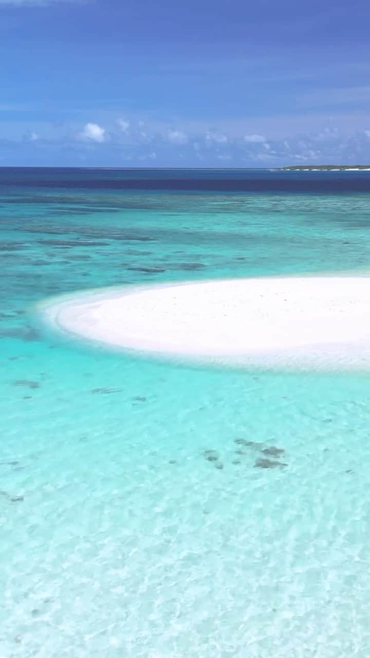 HAIMURUBUSHI はいむるぶしのインスタグラム：「小浜島・はいむるぶしから癒しの風景をお届けします。 八重山ブルーの海に浮かぶ真っ白な島… サンゴの欠片が自然に堆積してできた奇跡の島。 小浜島の南東にある小バラス島です。 #沖縄 #八重山諸島 #離島 #サンゴ #海 #景色 #旅行 #空撮 #小浜島 #リゾート #ホテル #はいむるぶし  #japan #okinawa #coral #island #sea #beautiful #scenery #travel #resort #hotel #haimurubushi」