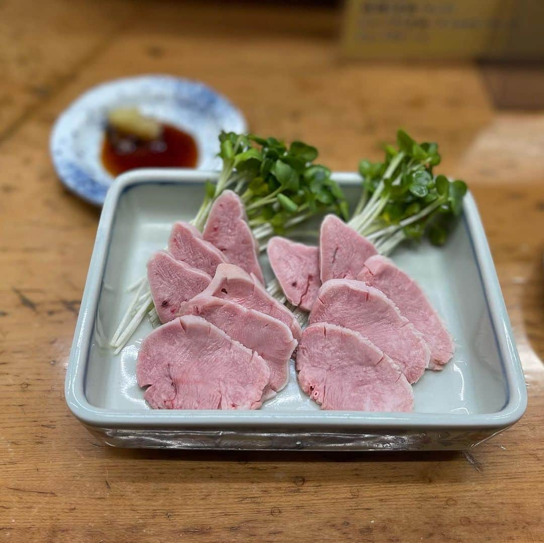 クック井上。さんのインスタグラム写真 - (クック井上。Instagram)「こんなお店が家の近くにあったらなー  ☞☞☞swipe☞☞☞  中野富士見町『もつ焼き山本』  アクセス悪いけど 極上タン刺し食べに通いたい  お通しの糠漬けも最高🥒  #もつ焼き山本 #中野 #中野富士見町 #中野グルメ #中野富士見町グルメ #老舗 #酒場 #立ち飲み #赤提灯#居酒屋 #ハシゴ酒 #もつ焼き #もつ焼 #タン #豚タン #タン刺し #せんべろ  #酒場放浪記 #instafood  #日本 #Japan #グルメ #料理男子 #野菜ソムリエ #アスリートフードマイスター #フードコーディネーター #食育インストラクター #こども成育インストラクター #料理芸人 #クック井上。」8月26日 7時56分 - cook_inoue