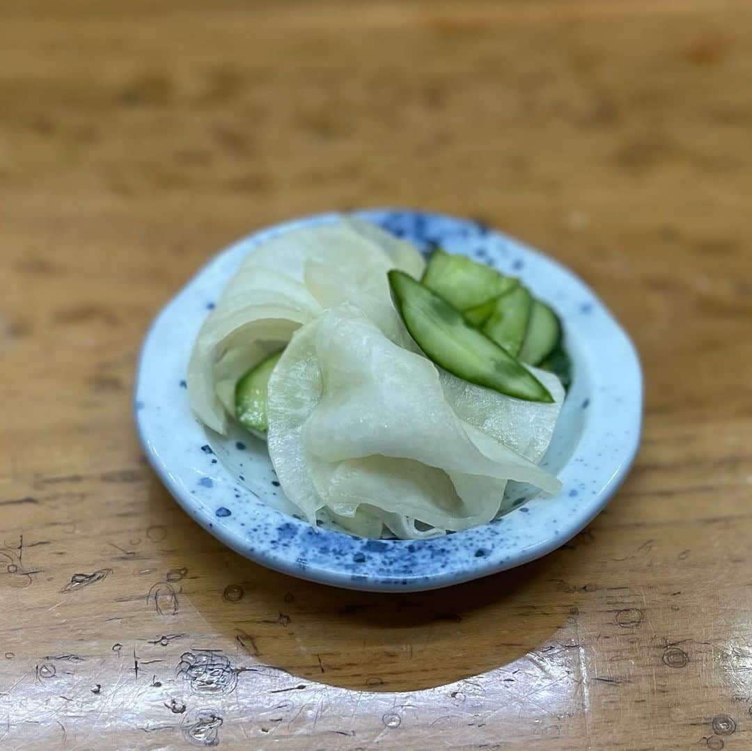 クック井上。さんのインスタグラム写真 - (クック井上。Instagram)「こんなお店が家の近くにあったらなー  ☞☞☞swipe☞☞☞  中野富士見町『もつ焼き山本』  アクセス悪いけど 極上タン刺し食べに通いたい  お通しの糠漬けも最高🥒  #もつ焼き山本 #中野 #中野富士見町 #中野グルメ #中野富士見町グルメ #老舗 #酒場 #立ち飲み #赤提灯#居酒屋 #ハシゴ酒 #もつ焼き #もつ焼 #タン #豚タン #タン刺し #せんべろ  #酒場放浪記 #instafood  #日本 #Japan #グルメ #料理男子 #野菜ソムリエ #アスリートフードマイスター #フードコーディネーター #食育インストラクター #こども成育インストラクター #料理芸人 #クック井上。」8月26日 7時56分 - cook_inoue