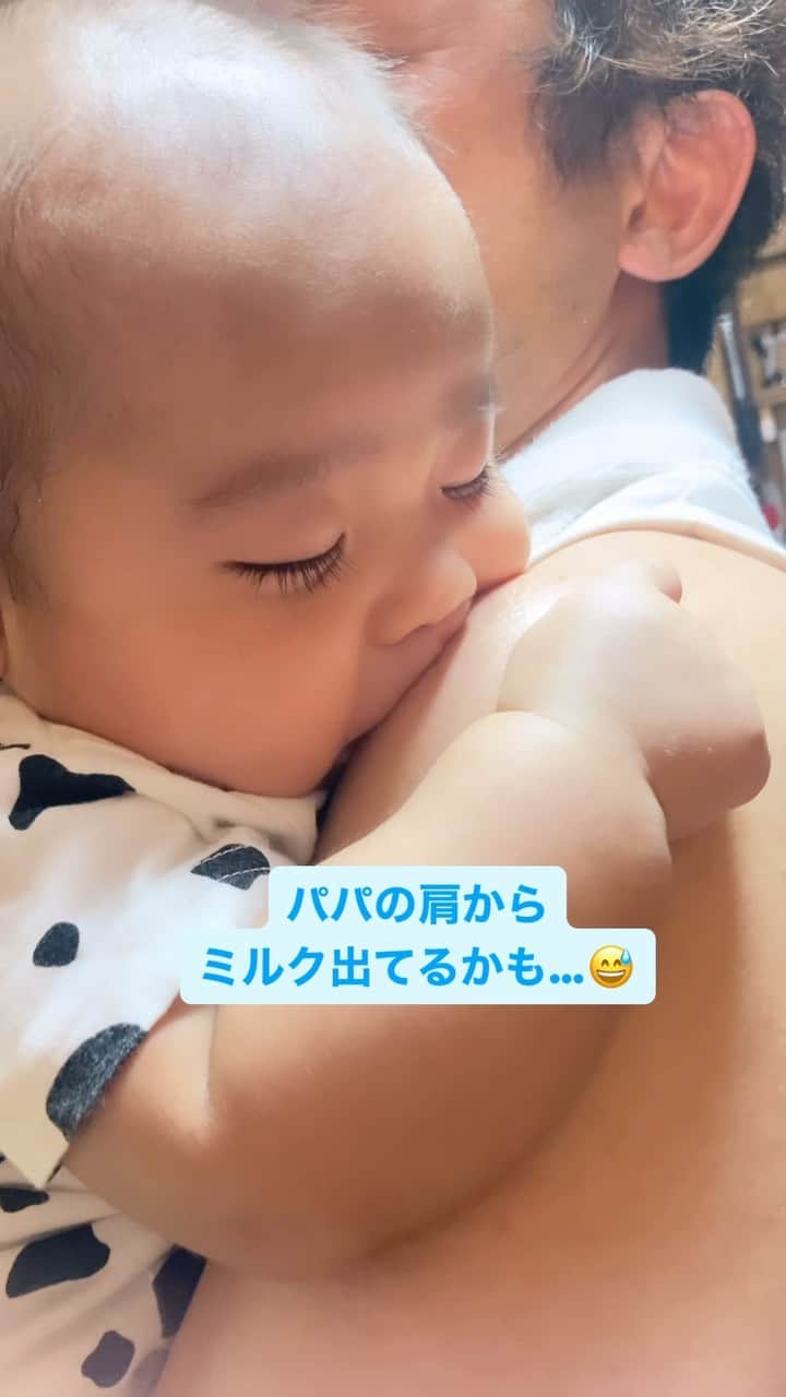 川畑雅秀のインスタグラム：「肩を吸う然(ぜん)くん☺️☺️ミルク出てる…😅  #3ヶ月ベビー #男の子ベビー #赤ちゃん #然くん #吉本興業 #かわばたくん」