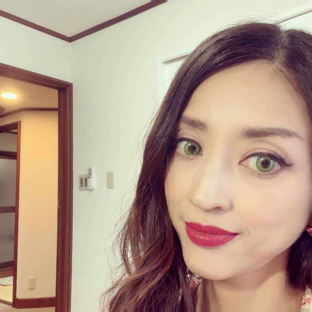 小沢真珠のインスタグラム：「とある撮影で、久しぶりのカラコン♪  #カラコン #👁️」