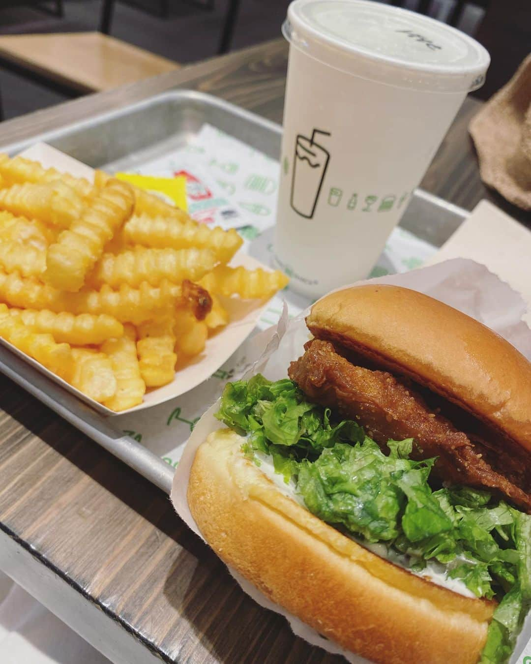 武田訓佳さんのインスタグラム写真 - (武田訓佳Instagram)「🍔🍟🥤 ・ 空き時間にぷらぷら🌼 おなかが空いたので 久しぶりにShake Shack 🤤❤️ ・ ポテトはマクドしか勝たん← と思っているけど、ここのもおいし〜🥺 ・ ・ ・ #たけだの日常 #lunch #ジャンキーたけだ #🍔 #🍟」8月26日 8時20分 - kunika0117