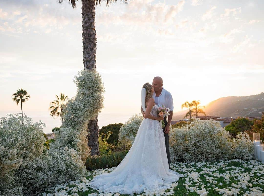 ブランディ・グレン・サイラスさんのインスタグラム写真 - (ブランディ・グレン・サイラスInstagram)「Cheers to @tishcyrus @dominicpurcell and the most magical day celebrating their love ❤️🥂  Photos by @photo_glendale & @vijatm for @vogueweddings」8月26日 8時24分 - brandicyrus