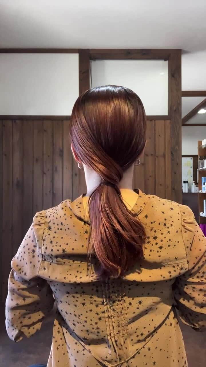 脇田明日香のインスタグラム：「【タイトアレンジ】 ライブ配信ご視聴頂きありがとうございます！ タイトアレンジはツヤと面が大切なので、ブラシとバーム必須です🥰 @loop_hair_kounan   New！ LOOPボタニカルバター(キンモクセイ)は期間限定です。 今月のオンライン販売は27(日)23:59までですが、 それまでに完売する可能性大なので、お早めのチェックお願いします🙇‍♀️ 期間中のストーリーズのURLやプロフィールから公式サイト飛べます🍀」