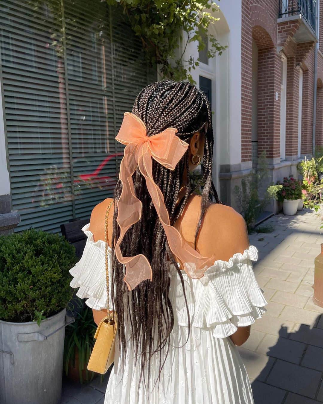 freepeopleさんのインスタグラム写真 - (freepeopleInstagram)「Your accessories make an outfit. Link in bio to shop the Lady Bow. @amaka.hamelijnck #whenyouwearfp」8月26日 9時00分 - freepeople