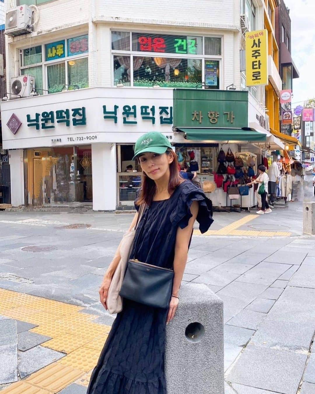 ayakoのインスタグラム：「♡ 韓国旅行楽しかったなぁ🇰🇷 疲れたけど楽しい時間でした！ 昨日は仁寺洞お散歩したよ  @nhc_clinicで幹細胞フェイスリフト受けてから20日ほど経ったよ！ フェイスラインが施術後すぐより さらにスッキリ♡ 糸リフト受けたいけどクリニック迷う方におすすめです♡  息子が写真撮ってくれて 近くにいたおじさんおばさんを消しゴムマジックで消してくれた😂こちらのメインのおばさん消されなくてホッ😌  ♡ #糸リフト　#幹細胞フェイスリフト　#ナチュラルハーモニークリニック表参道　#NHC #表参道 #美容 #小顔 #リフトアップ #美容外科 #美容皮膚科 #美容クリニック #幹細胞上清液　#再生医療  #フェイスリフト #スレッドリフト #リフトアップ#pr」