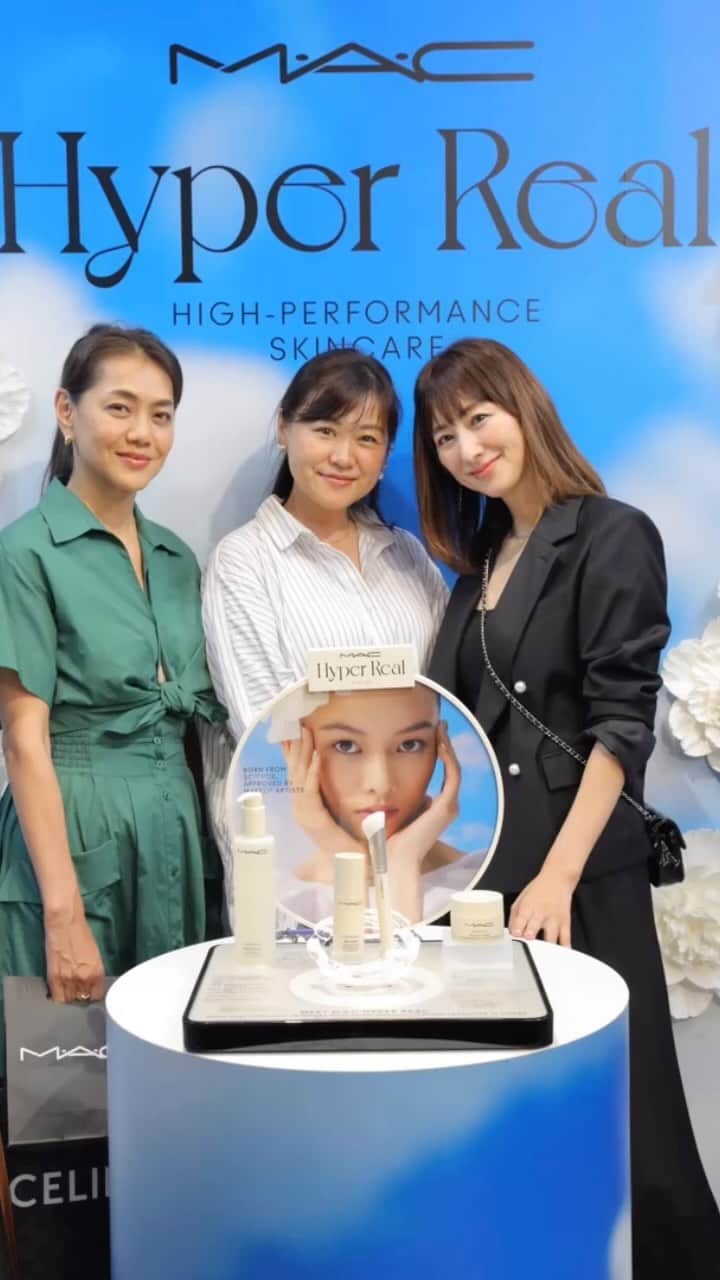 前田ゆかのインスタグラム：「#bankgallery  原宿で開催中の M•A•CISGLOWING  スペシャルイベント @maccosmeticsjapan   @maenorichang のりちゃん @hiroyo_machida 裕世ちゃん 3人で参加してきました✨  9／1発売の#つやティントファンデ  や人気リップの体験できて 各階ごとにM•A•Cの世界観を楽しめます✨  タッチアップしてもらって感動✨  80%美容液成分なので肌の上で少量でも 伸びがよく、かぎりなく軽やかで心地よさがずっと続く✨  つやの『つ』を描くようにファンデをのせて ブラシでトントンと密着させると、ツヤも出て ヨレずらく綺麗な仕上がりに✨ 頬にツヤができることでリフトアップしたような感じ👌  ブラシ使いが、ポイント ツヤと透明感もいつもと違う🤍 秋冬はブラシ使いをマスターして取り入れよう🙆‍♀️  リップは24時間続くマットリップ いつも付けないカラーも、ドラマティックで 新鮮💄  8月26日まで開催中 体験も購入も出来ますよ🤍  #maccosmetics  #スタジオラディアンスセラムファンデーション  #ロックドキスインクリップカラー #ファンデーション」