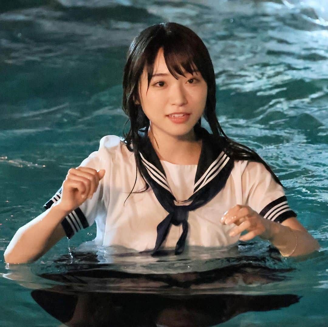 AKB48 Officialさんのインスタグラム写真 - (AKB48 OfficialInstagram)「AKB48メンバーが出演する 映画「ガールズドライブ」 2023年11月10日(金)公開決定㊗️🎬🎊  一台の黄色い車からはじまる青春ロードムービー🚗 主演は小栗有以・山内瑞葵・倉野尾成美・山﨑空の４名👩‍👩‍👧‍👧 18期研究生の久保姫菜乃も出演します💫  4人の少女たちがおりなす高校最後の夏休みの物語をぜひ劇場でお楽しみください🌻 公開をお楽しみに🔫💘  また、本作の映画出演メンバー5名でユニットを組み、主題歌も担当いたします🎶 主題歌のタイトルとユニット名は、8月26日（土）21時30分〜AKB48公式YouTubeチャンネル・Weverseにてライブ配信する「AKB48 62ndシングル『アイドルなんかじゃなかったら』情報解禁スペシャル！」内で発表📢 ぜひお見逃しなく👀  【あらすじ】 物語の主人公は富士山が望める小さな街で陸上に青春を捧げている高校３年生の南小春(小栗有以)。スプリンターとして注目されていた彼女は最後の大会で試合中に失格となる。練習に費やしてきた高校生活を振り返り、小春はショックのあまり引きこもってしまう。そんな彼女に追い打ちをかける事件が勃発し、立ち直る事の出来ないまま夏休みに突入。また同じく青春の悩みを抱える同級生の由佳(山内瑞葵)・玲奈(倉野尾成美)・歩美(山﨑空)はそんな小春と「このまま夏休みを過ごしたくない」と意気投合し、東京へ向かうことを決意。4人がそれぞれの目的に向かって一台の車で東京を目指す冒険活劇です。  【作品詳細】 本作は2015年話題を呼んだ映画『イニシエーション・ラブ』（監督：堤幸彦 主演：前田敦子）の脚本を担当した井上テテ氏がオリジナルストーリーを制作。監督は『gift』（出演：松井玲奈、遠藤憲一）、『恐怖人形』（出演：小坂菜緒、萩原利久）で注目の宮岡太郎氏が務めます。   #akb48 #ガールズドライブ  #小栗有以 #山内瑞葵 #倉野尾成美 #山﨑空 #久保姫菜乃」8月26日 8時45分 - akb48