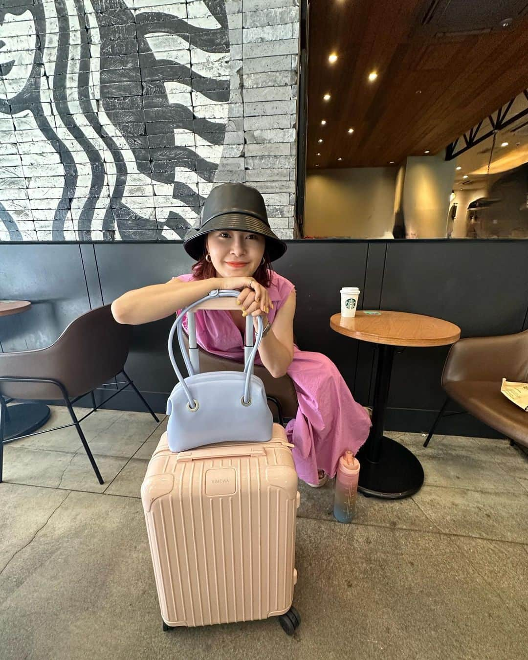 村上佳菜子のインスタグラム：「🩷🩵  ピンクと水色がかわいい♡ . . . #pink #lightblue  @rimowa @osoi_official  #rimowa #osoi @osoi__pr  .  #每日穿搭  #ootd #毎日コーデ #日系穿搭　#옷스타그램　#멋스타그램 #我最爱的服装品牌　#패피　#오오티디　 #스타일링　#패션스타그램　#데일리룩  #figureskate #figureskater #skate #skater #olympian #tagsforlikes #followme  #我的最愛 #照片  #请关注一下 #팔로우미 #팔로우환영　#일상」