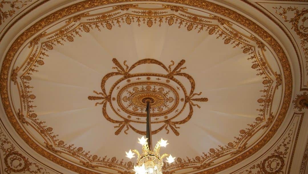 迎賓館赤坂離宮さんのインスタグラム写真 - (迎賓館赤坂離宮Instagram)「#迎賓館赤坂離宮 #彩鸞の間 の天井を見上げると、白色と金色の色彩が美しい、大きな楕円形のアーチ状のデザインが目を引きます。丸い白い部分の内側に筋が放射線状に走っていますが、ナポレオンのエジプト遠征における野営テント天幕をモティーフにしたものといわれています。  ✨一般公開を実施しています✨ 🚶 JR、東京メトロ「四ツ谷駅」から徒歩約7分 🕙公開時間　10:00～17:00 （本館最終受付16:00、庭園最終受付16:30） ㊡水曜日 💰庭園　　　　　　　一般　300円 　本館・庭園　　　　一般 1,500円 　本館・別館・庭園　一般 2,000円  #迎賓館赤坂離宮 #東京 #港区 #四谷 #国宝 #四ツ谷駅 #参観」8月26日 9時00分 - akasaka_geihinkan