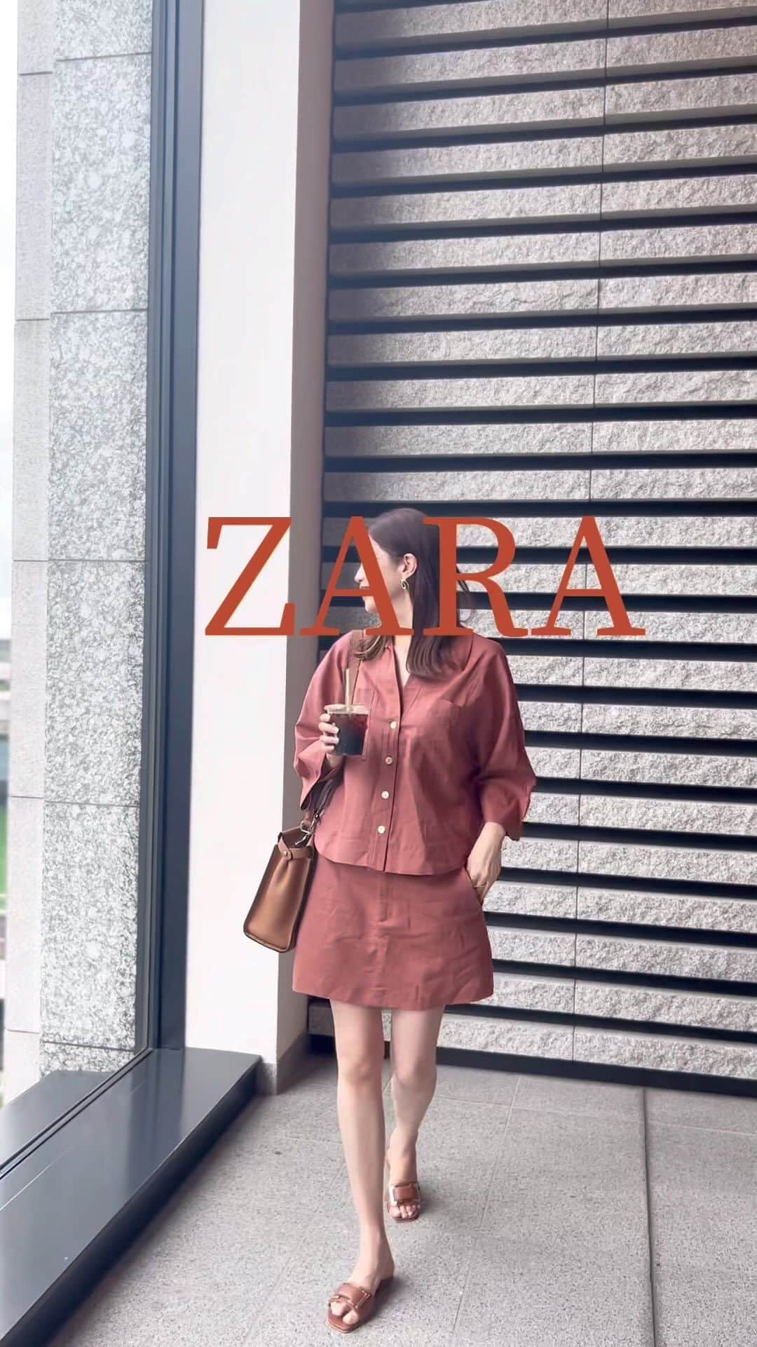 Mica Taniguchiのインスタグラム：「色だけ秋🍂 また@zara です〜 スカートに見えてショートパンツ バッグとサンダルのセット合わせで考えず決まるコーデに🫶  おしゃれってなんか気持ちが乗らなかったり、コーデが面倒だったりするときがあって、 だから「考えないセット」があるの本当におしゃれがラクです。  そんなセットをお客さまのショッピング同行でも提案しててせっせと資料作り〜  私の今年の軸色セットはカーキをセット化しようと思ってます💚 また徐々に作って行くからお付き合いしてね〜🫶  セットアップ　@zara  #パッチポケットリネンブレンドシャッ #リネンブレンドハイウエストス コート　どちらもMサイズ バッグ　@fendi  サンダル　@sergiorossi  他ポストはこちら ⚪️@mica_taniguchi ⚪️  #ファッションコンサル #カラーコーディネーター #ファッションメイクコンサルタント #谷口美佳#横浜 #軸色#軸色の法則 #パーソナルカラー診断 #骨格スタイル分析#9タイプ診断 #顔タイプ診断 #イエローベース#スプリング#colorshape#YRクリアー #eightcolor#eightcolorパーソナルカラー診断#ライトスプリング #骨格スタイル#ウェーブ #顔タイプ#ソフトエレガント #アラフィフ#アラフィフコーデ #40代コーディネート #似合うものを知ろう そして #好きなものを着よう」