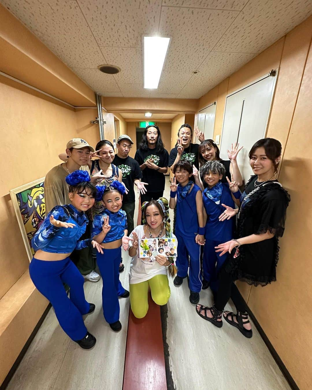 lecca_officialさんのインスタグラム写真 - (lecca_officialInstagram)「大阪ありがとう！ 去年のZeppなんばぶり！ みんなの生きてる姿が眩しすぎる2時間で、夢番地大野さんからleccaライブ中エネルギー吸い取られてみるみる痩せてったでと言われてじっと自分の腹を見たけど痩せてなかった。  いいんだよ生きててくれてるだけで。 なのに一緒に音楽を楽しんでくれちゃうなんて、もう最高だよ！あんたたち！  大阪公演で @420yota はラストでした。明日は BILLさんのショーだそうよ、いいな‼️ @dj_daishizen とは2日連続で熱い時間を過ごすよしかも今日は2人きり🔥yeah @mi3_pianica は収入のためにまた広島公演で参加しにきてくれるそうなのでcan't wait🔥🔥  @maimaiomj @missrudye 監修のキッズダンスコーナーは　hottie catの　@chie_lotusaffection_lechika が率いてくれて超キュートでパワフルな4人を連れてきてくれて激アツ🔥🔥🔥  生きてる幸せ噛み締めたら、カッスカスになってその後食べたたこ焼きが全部ステーキみたいな味がしました。  マタイツカ大阪。 てか今日もまた大阪だ。 ワイワイ。みんなぼちぼちでいいからな！好きなことやっといてな！  photo by ヨシモリユウナ」8月26日 9時02分 - lecca_official