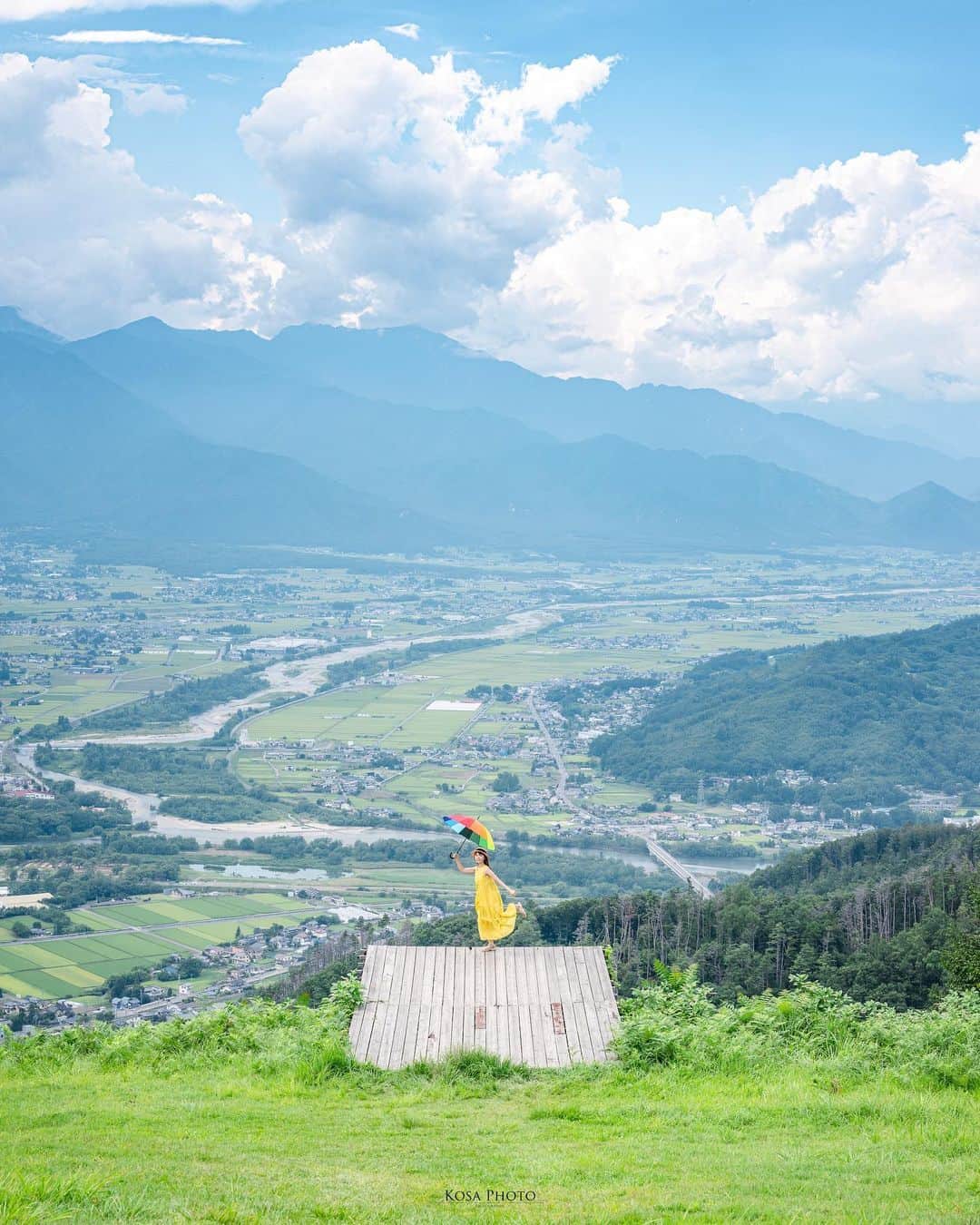 コサさんのインスタグラム写真 - (コサInstagram)「長峰山の展望台へ行ってきました  とても眺めのよい場所で正面には北アプルスの山々が見えます🎵 . Location:長野 Nagano /Japan🇯🇵 Date:2023年8月 Camera:Z9 / Z 50mm f1.2 in frame: @_tsutsumi_  . #tokyocameraclub #art_of_japan_ #jgrv_member #team_jp_ #photo_jpn #sorakataphoto #LBJ_KING #mst_vip #広がり同盟メンバー #special_spot_legend #長峰山 #SBIいきいきフォトコンテスト2023 #raytrek_stylishsummer #tanddフォトコンテスト2023 #ワクワク #nikoncreators #nikoncreators_2023travel #naganojapan #jp_portrait_collection #ポトレファン倶楽部 #ポトレ撮影隊 #jp_mood #jp_portrait部 #何気ない瞬間を残したい #japan_waphoto #じゃびふる #raw_japan #m_v_shotz #japan_bestpic_ #nipponpic_member」8月26日 9時03分 - kosa_photo