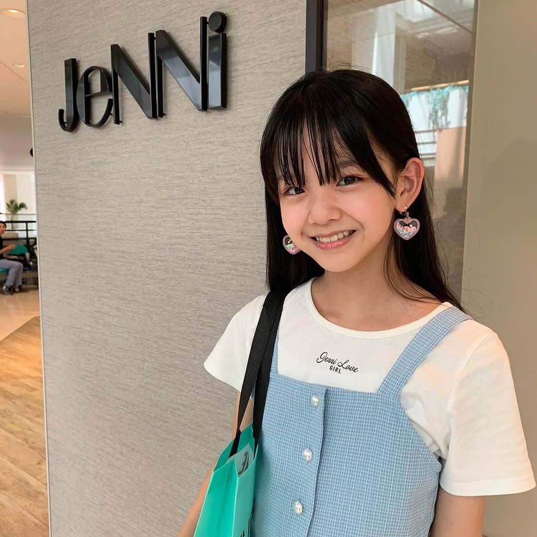 JENNI loveさんのインスタグラム写真 - (JENNI loveInstagram)「新作のお洋服や小物がたくさん揃ってお買い物が楽しい季節がやってきた🍂🧶  ニコ‪☆プチモデルの山腰理紗ちゃんもお買い物に来てくれたよー🐿️🤍  お気に入りが見つかったかなぁ🤔💭 リサ©︎いつもありがとう🫶❤︎.*  今日はニコ☆フェス前日♡♡♡ ジェニィのステージに出るよ🌈とか ジェニィのお洋服着ていくよ👗✨とかとっても嬉しいお声がDMやお店のお姉さんへの報告などたくさん届いてます💞💞🥺  楽しみだね🩷  #jennilove  #ジェニィラブ #ニコプチ #山腰理紗 #ニコフェス2023」8月26日 9時08分 - jennilove_official