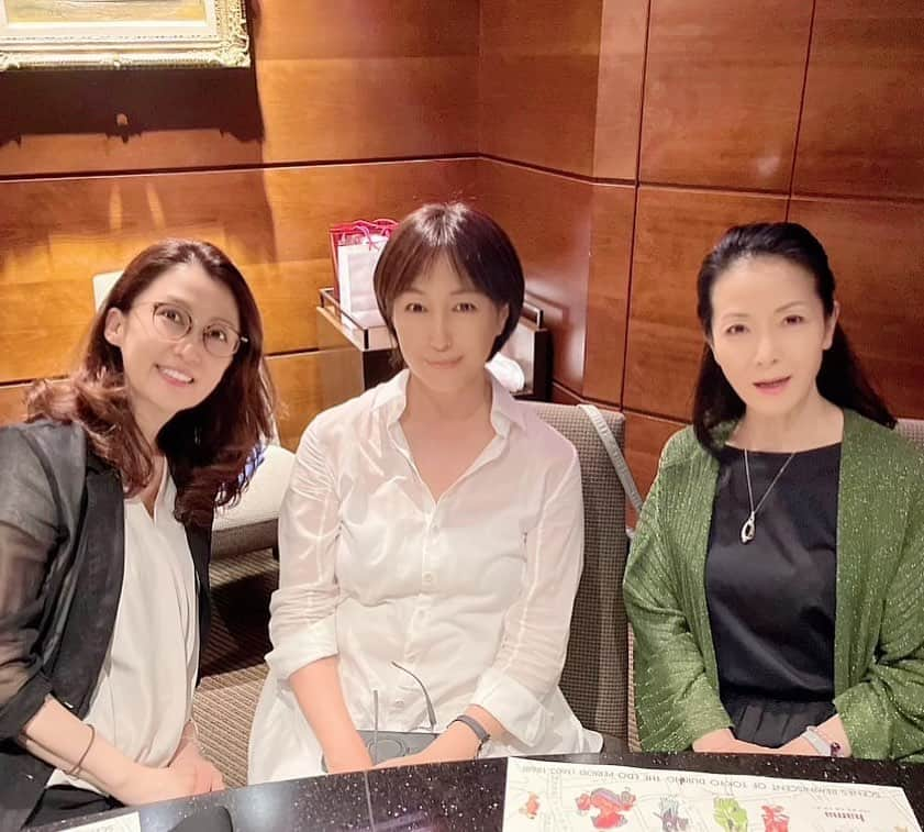 高島礼子さんのインスタグラム写真 - (高島礼子Instagram)「楽し、楽しい女子会😃✨ 一路真輝さん 坂本冬美さん お2人の、うっとり見惚れるほどの素晴らしい歌声にいつも癒されパワーを頂いておりますが こうして一緒にご飯🍚を共にしていると 気さくで親しみやすく やっぱり爆笑🤣 笑顔が絶えることがありません  #一路真輝　さん #坂本冬美　さん #女子会 #素晴らしい歌声」8月26日 9時13分 - reico.official