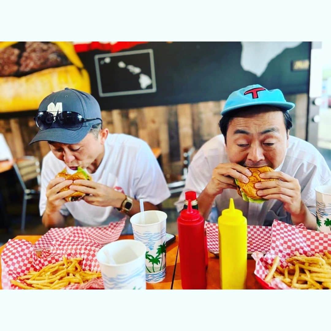 有吉弘行のインスタグラム：「ハンバーガー大食い世界大会2023 決勝戦はやはりこの2人でした！！」