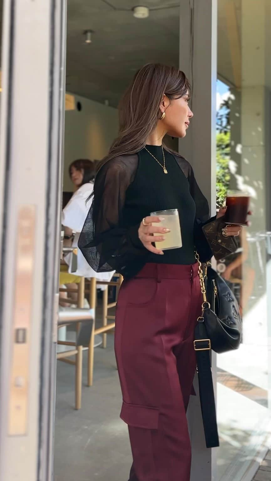 Azuのインスタグラム：「朝活🌞 SSでものすごく好評だった 袖シアーのニットTOPS 今回は少し女性っぽい要素を付け加えて ブラウスのカフスつけたり、 糸の編み方変えたりしてメリハリもつけてAWでも 登場しちゃいます✨ 9月から12月位まで使えちゃうから、シアー袖のTOPってオシャレで長く着れるからお得👌  @glamlipsofficial   #ファッション#コーデ#コーディネート#glamlips#glamlipsshop #グラムリップス#秋服#ドッキングニット #秋服コーデ #カラーコーデ#朝活カフェ #朝活」