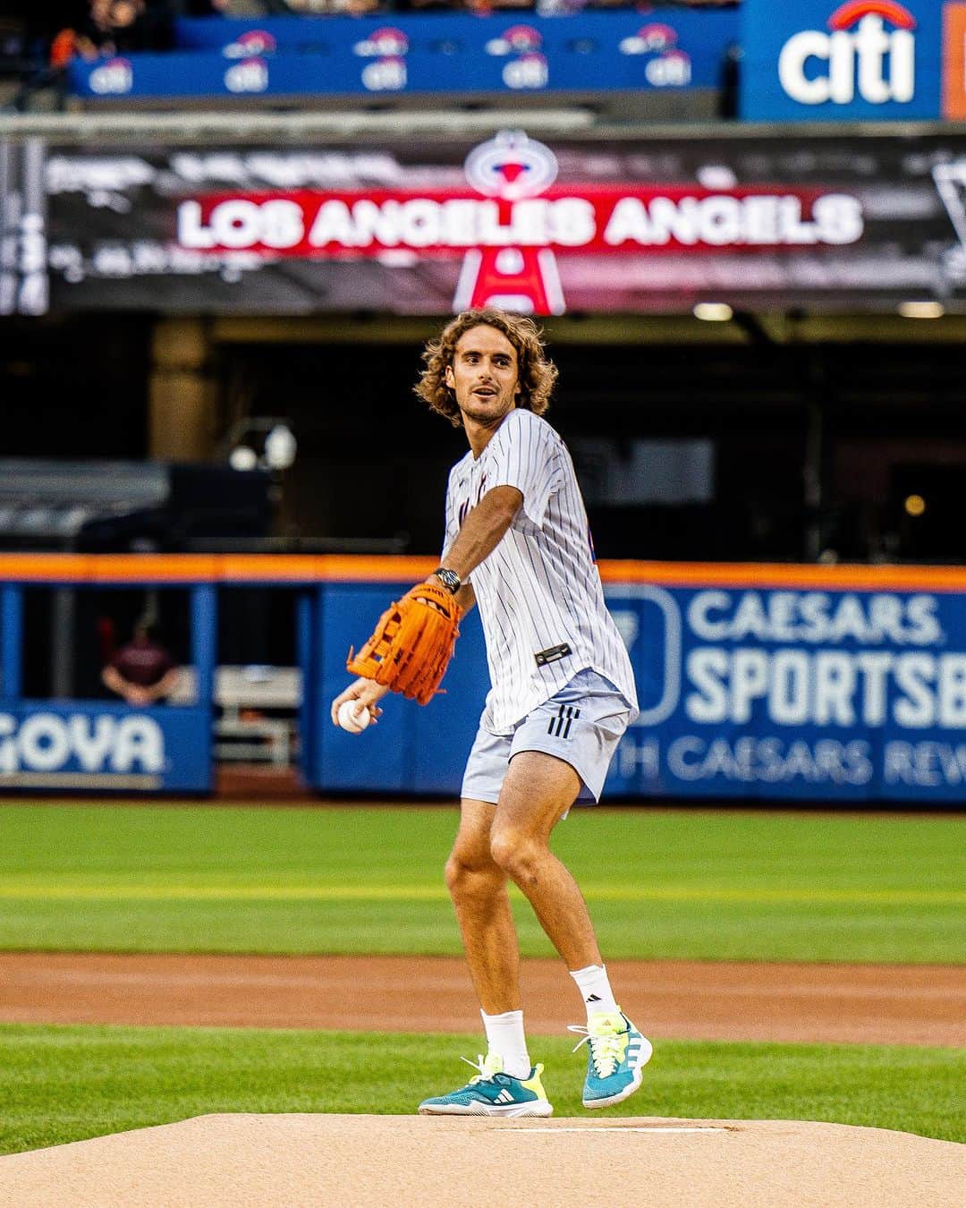 ステファノス・シチパスのインスタグラム：「First s̶e̶r̶v̶e̶ pitch! ⚾️」