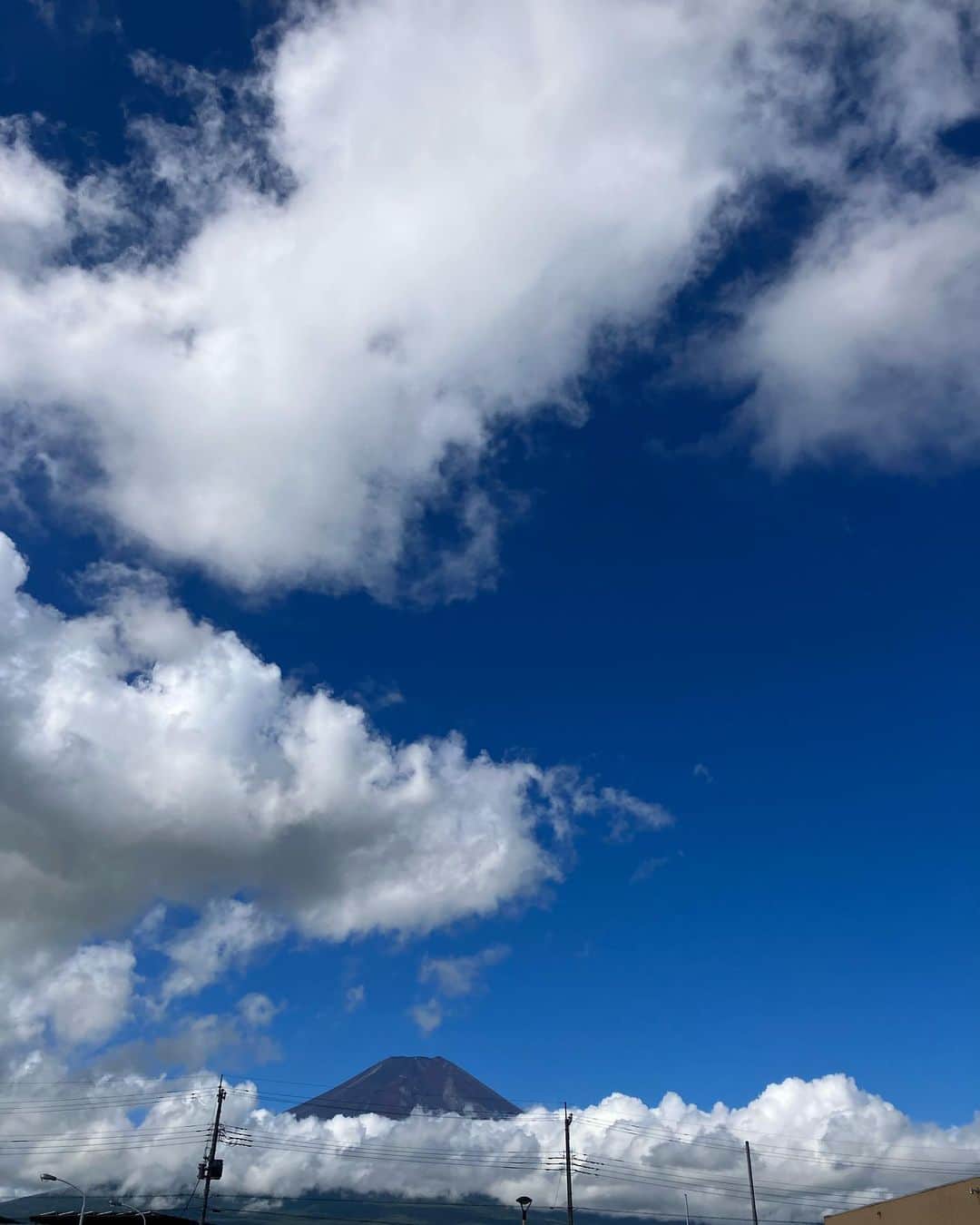 吉見佑子のインスタグラム：「まだ富士山。黒ゴマのアイスみたいだ」