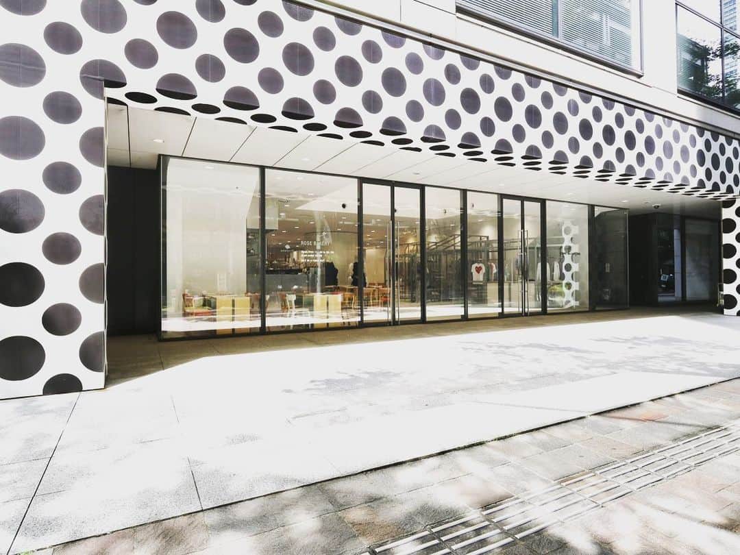 Rosebakeryginzaのインスタグラム：「ROSE BAKERY MARUNOUCHI   OPENING HOURS  11.00am - 8.00pm  L.O. 7.00pm  @rosebakeryjapan   #rosebakery #rosebakeryjapan  #rosebakerymarunouchi  #rosebakeryginza  #commedesgarçons  #commedesgarçonsmarunouchi  #doverstreetmarket  #doverstreetmarketginza」