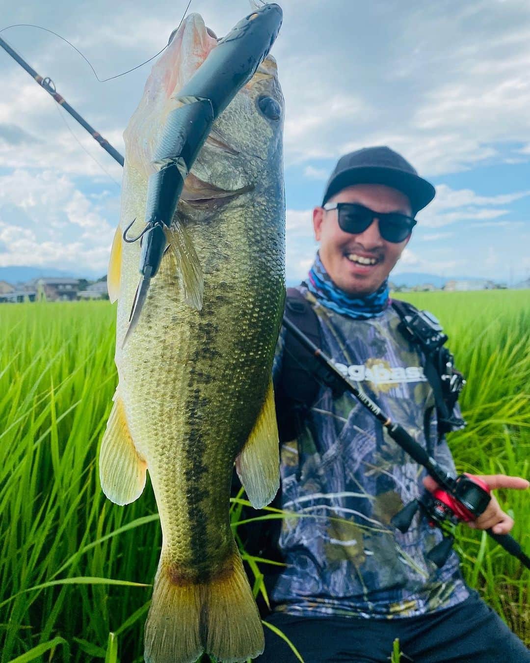 Megabass Inc.のインスタグラム：「SPINE-X 190F LIVE-WIRED-SYSTEM(PAT.P)がナチュラルな張りと遊泳形態を再現！ The titanium spine delivers revolutionary realism to its swimming motion.   @s_a.k_u   #スパインエックス190 #メガバス #伊東由樹 #ビッグベイト #ジョイントベイト #ライブワイヤードシステム #SpineX190F #MEGABASS #YukiIto #BigBait #JointBait #livewiredsystem」
