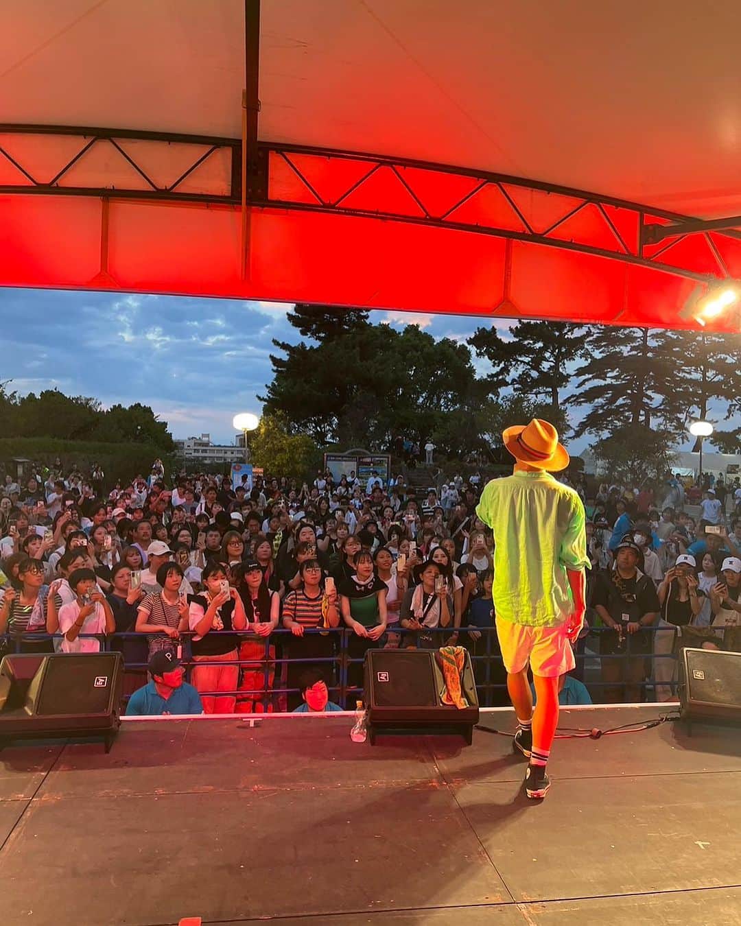 TEEのインスタグラム：「島原の空は最高な景色でした！  わざわざ来てくれて、TEE タオルをかざしてくれた皆さん、 初めて音遊びしてくれた皆さん  今日をエナジーにまた次の旅へ。  島原最高‼️  ありがとう〜  テンション高いぜ  tee  山猿とのアンコールもヤバかったね⭐️」