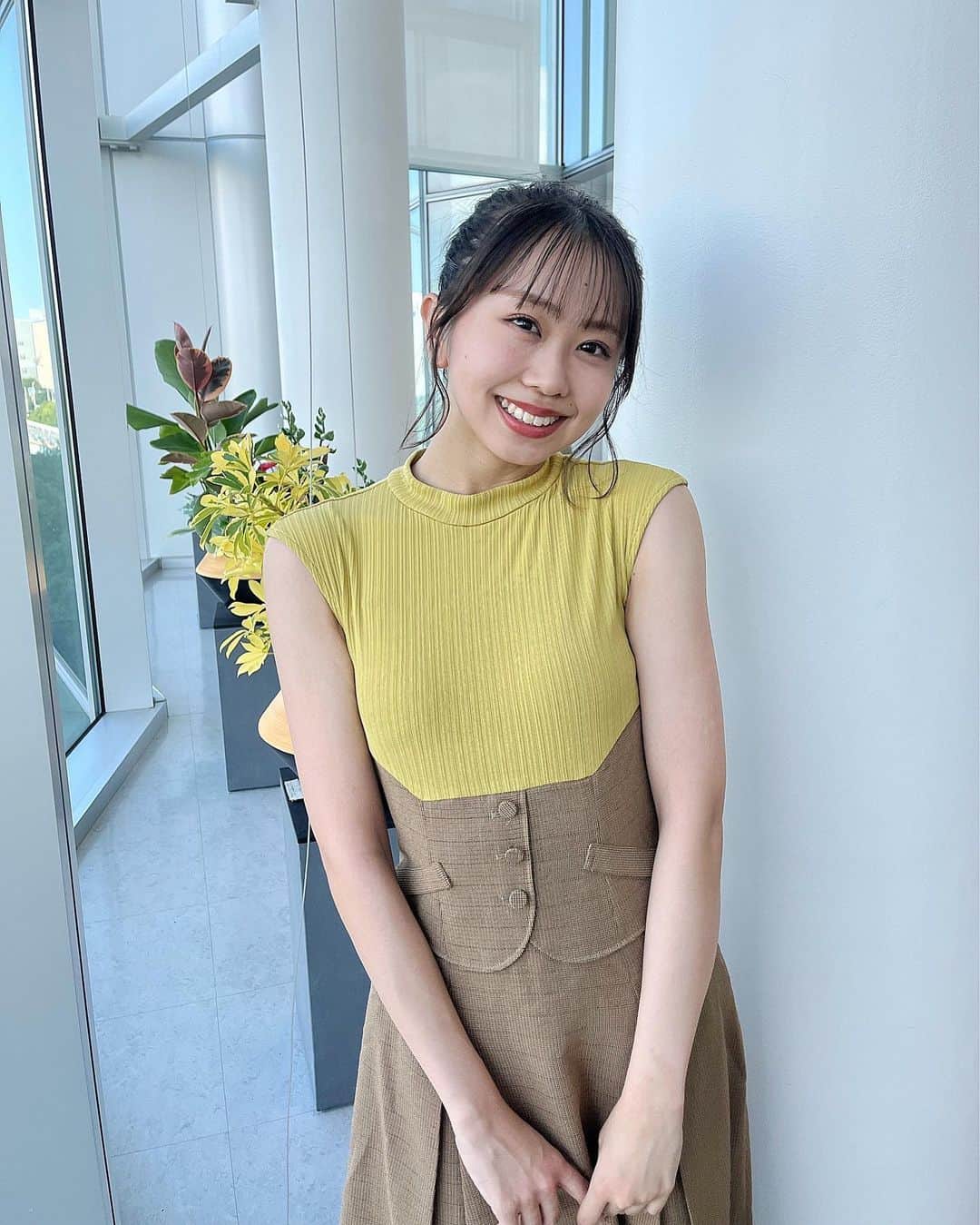 平山真衣のインスタグラム：「色味もデザインもめちゃくちゃかわいいワンピース💛🤎   この日はお団子ヘアーでした( ¯꒳¯ )     (ここだけの話、この時履いてた靴があまりにもワンピースに合わなくてわかにゃんに靴借りました🐱ありがとね🐱笑)     #ootd#ootdfashion#dazzlin#ダズリン#夏コーデ#夏服#ワンピース#きれいめコーデ#きれいめカジュアル#ノースリーブ #大人コーデ#骨格ナチュラル#高身長コーデ #02#nmb48」