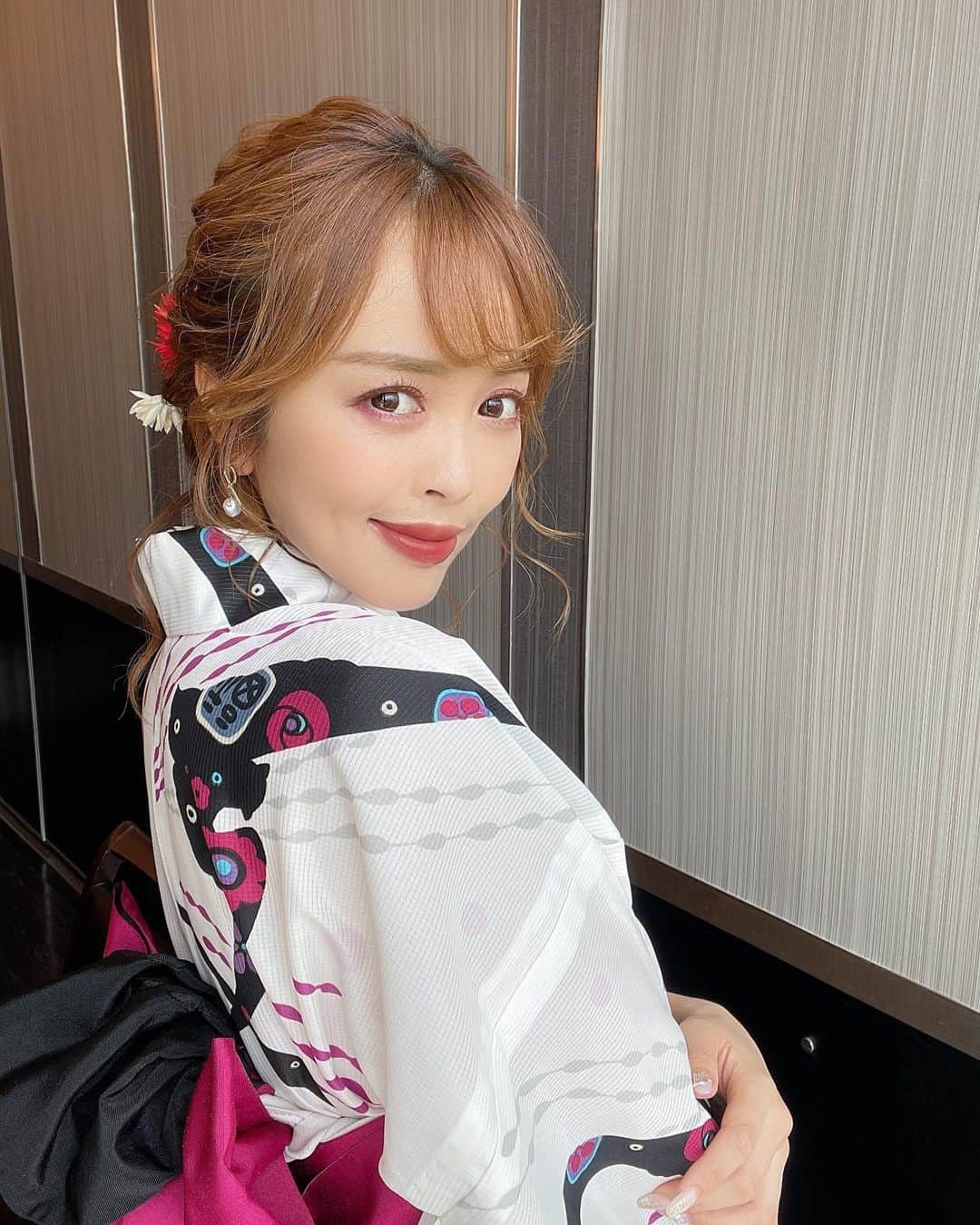 板橋瑠美のインスタグラム：「お知らせ❤︎  👘🎆　Rumi祭　🎆👘  やっちゃいます💓  9/30 (土)20時から、 六本木　Bar Rootsにて、1日店長します‼️  店内はお祭りモードにして、浴衣を着てお待ちしております❤︎✨✨！  楽しめる内容を用意してお待ちしております💓  どなたでも来店できます！！！！！  いっぱいお話しして乾杯しましょー！！！！   男性5,000円+TAX20%  女性3,000円+TAX20%  @roots.main」