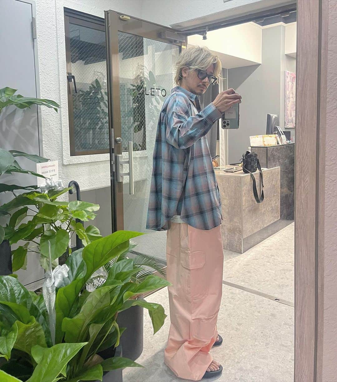 加代憲康のインスタグラム：「たまにはこういう感じもええですね！ テテさんのスタイリングを真似してみました☺️   CLETO openして初の土曜日。 予約パンパンありがとうございます！  メンバー全員sold out。ありがとうございました。  この調子でオープン1ヶ月楽しんでいきます！」