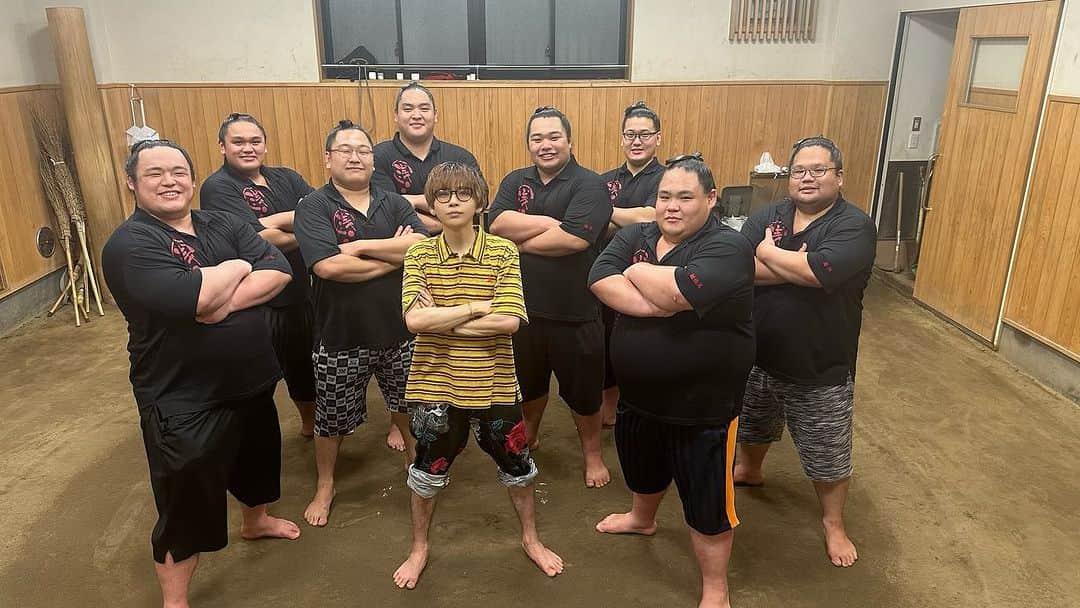 タケヤキ翔のインスタグラム：「ついに相撲力士とのコラボ 人生初土俵に立ちました  浅香山部屋さんありがとうございました！」