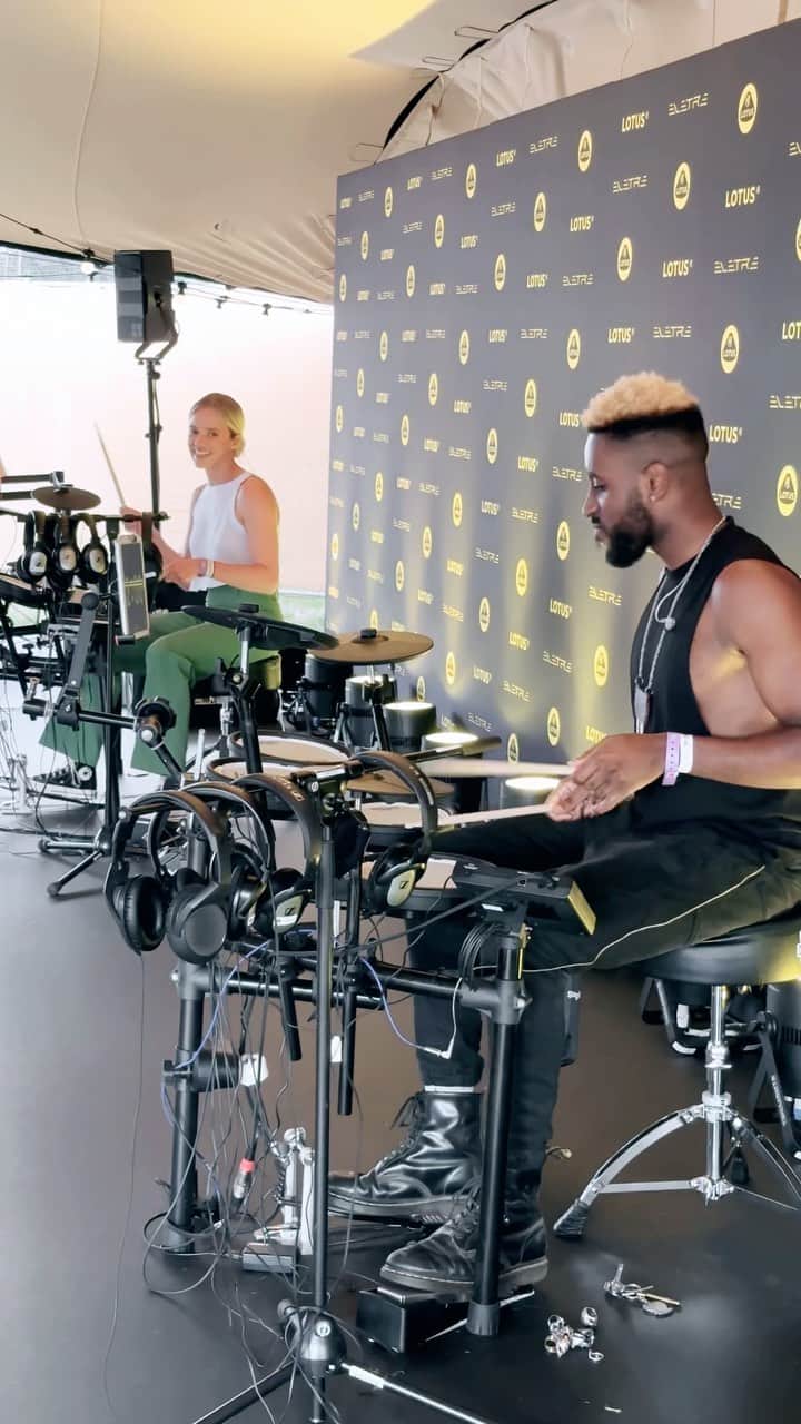 フローリーのインスタグラム：「Doing a few live shows for @lotuscars this weekend at @thebigfeastival with the amazing @lcampbel_l 🙌🏼🙌🏼 feels so good to play drums live again! Come and say hello if you’re here ☺️」