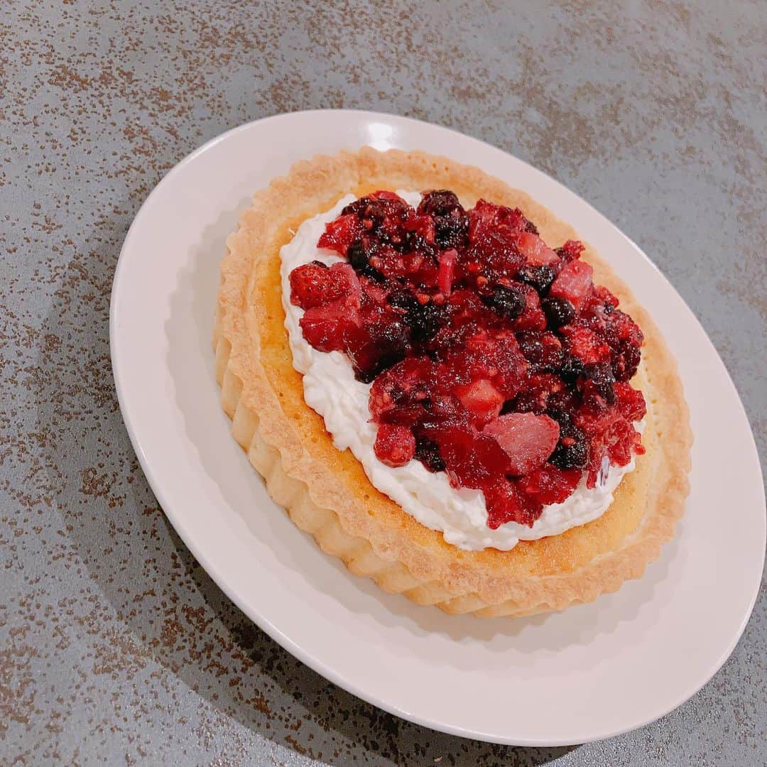 森川夕貴のインスタグラム：「* *  ベリージャムのタルト。  また 肥えてしまうねぇ。  #berry #very #タルト #太っちまうねぇ」
