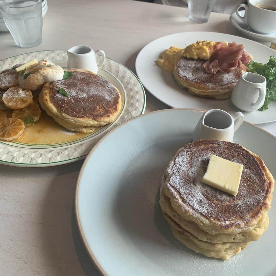 norikoさんのインスタグラム写真 - (norikoInstagram)「パンケーキ🥞🍴😋  @ai_matsuco さんに連れて行ってもらって、美味しいランチ♡ 店内の雰囲気も店員さんの接客もとても素敵で心地よく、また行きたい！🥹✨ 息子は松田さんからいただいた目玉のオヤジのペットボトルでお水（写真2枚目）をごくごく飲みながらパンケーキペロリでした！🤣」8月26日 18時54分 - nori_kof