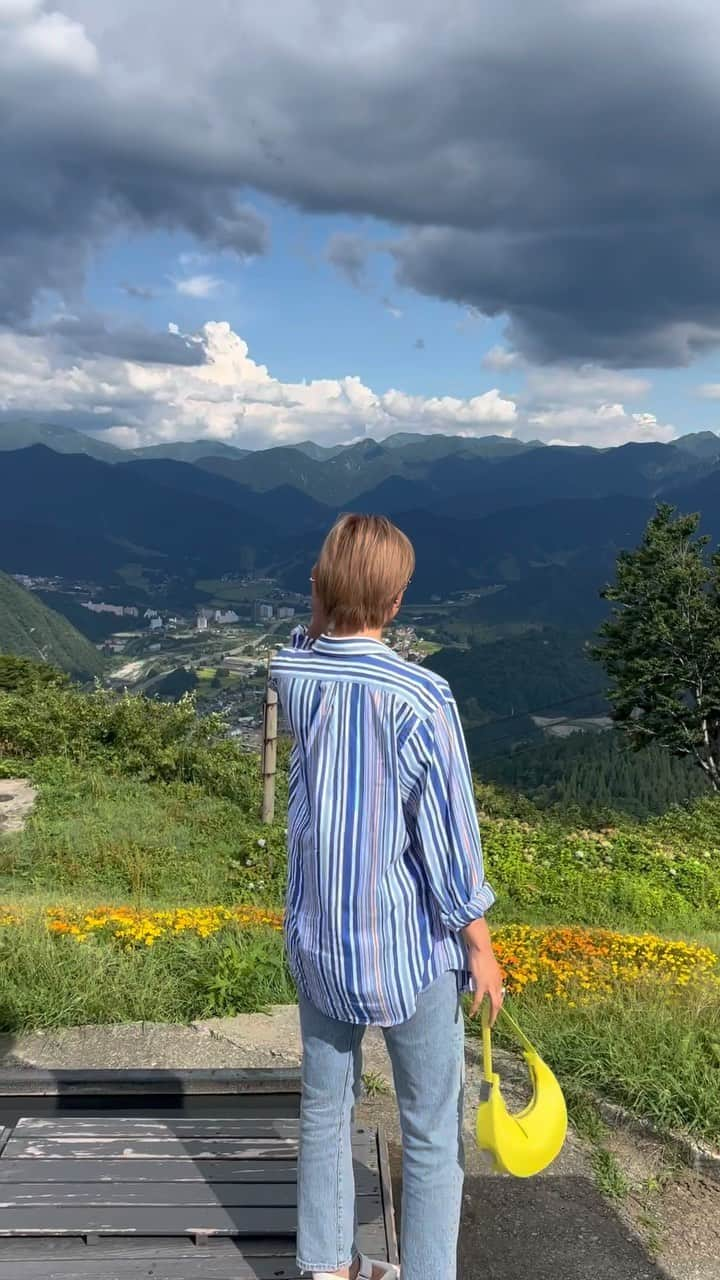 平アスカのインスタグラム：「夏の湯沢高原🏔️🚡 あつかった〜けど山の上は風が涼しかった☺️ 週末どっかいきたいね〜 なったらいつもいい感じのとこ 提案してくれる旦那さんありがと #週末の過ごし方 #夫婦デート #湯沢高原 #湯沢高原ロープウェイ #シャツコーデ #larphlauren」