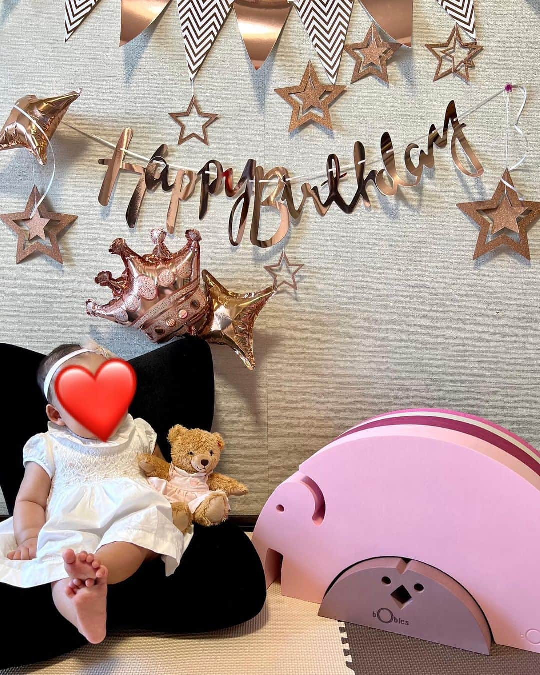 松原汐織さんのインスタグラム写真 - (松原汐織Instagram)「Happy half-birthday to our little princess.  I can’t believe when she was born over 6 months. Time goes by so fast. Thanks for coming into our life. She’s our everything 🫶🏻  先日、娘のハーフバースデーを祝いました㊗️ 家族が集まって、節目の日を祝うことができました♡ (ロンドンにいる夫はTV電話での参加で寂しいですが🥲)  束の間の帰国時間🇯🇵 たくさん家族が集まって、たくさん愛情を注いでもらって、娘も私も幸せな日々を過ごしています🥰  #baby #babygirl #6monthsold #happyhalfbirthday #mumofagirl #lovemyfam  #beautytips #drunkelephant  #出産 #海外出産 #女の子ママ  #海外子育て #イギリス子育て #ロンドン子育て  #一時帰国 #ハーフバースデー」8月26日 18時48分 - shiori_ma_